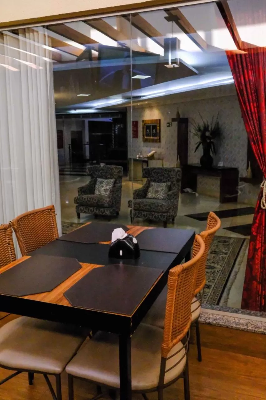 Dining area in Paraná Comfort Hotel