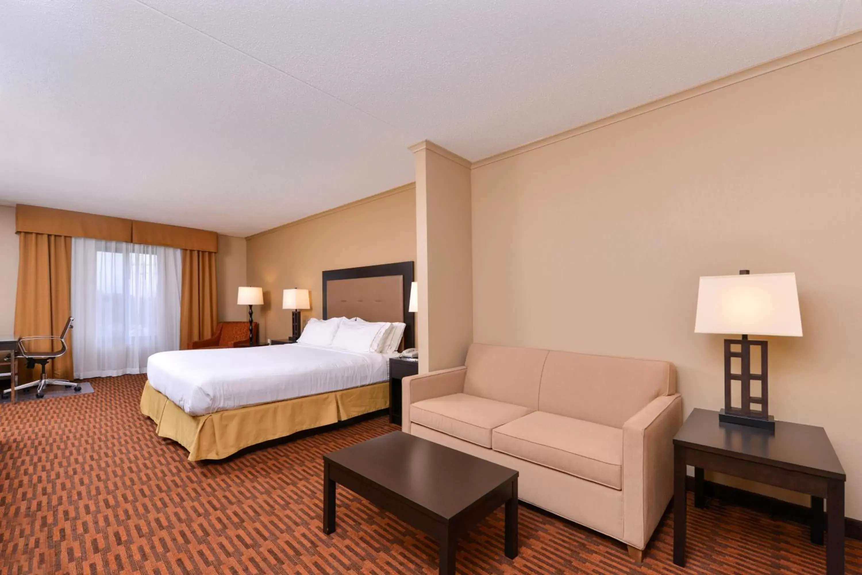 Photo of the whole room, Bed in Holiday Inn Express Breezewood by IHG Photo of the whole room, Bed in Holiday Inn Express Breezewood by IHG