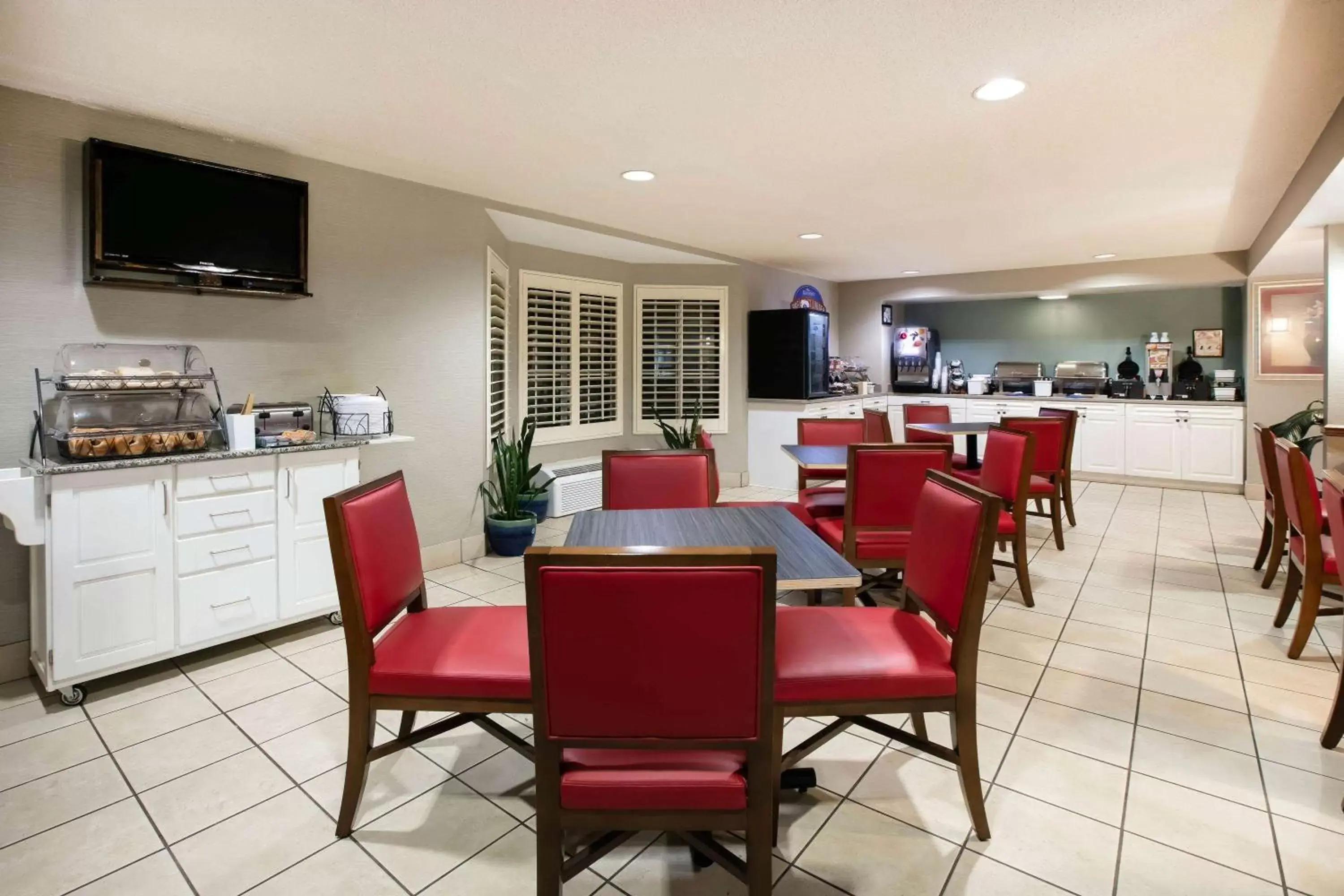 Restaurant/places to eat in Baymont Inn & Suites Braselton Restaurant/places to eat in Baymont Inn & Suites Braselton