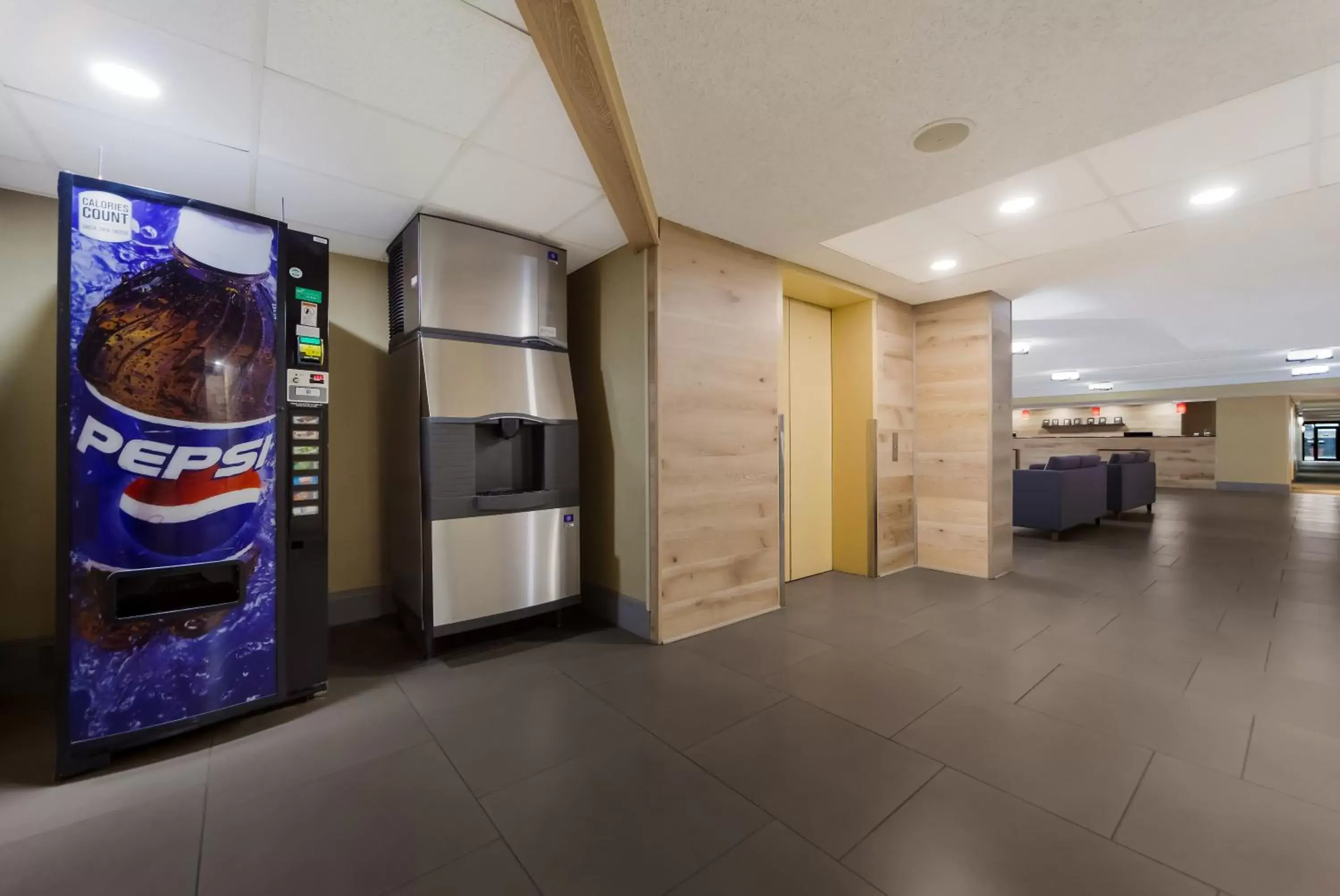 Lobby or reception in Country Inn & Suites by Radisson, Lincoln Airport, NE