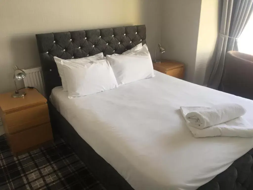 Twin Room with Private Bathroom in Albert & Victoria Hotel