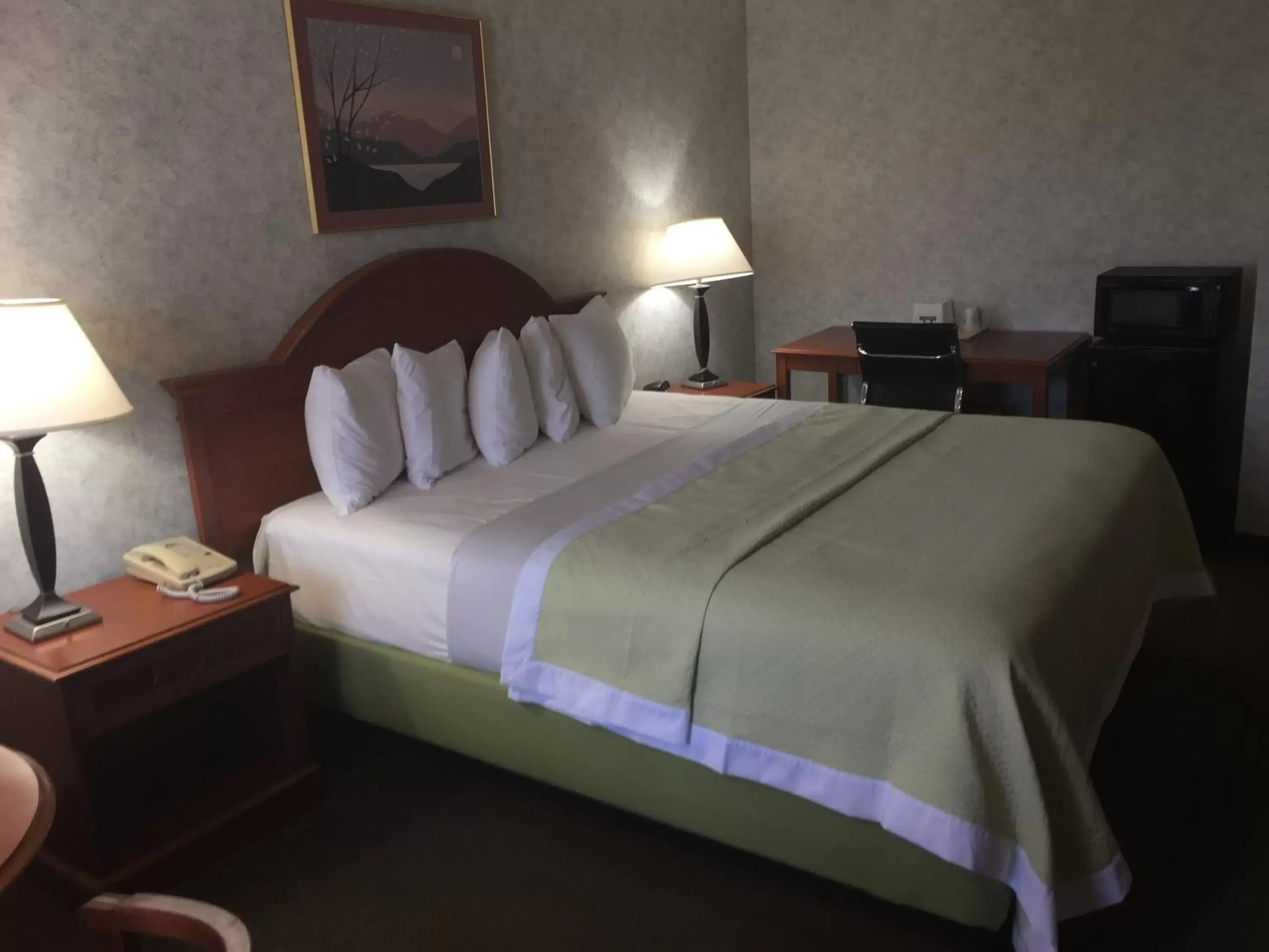 Bed in Days Inn by Wyndham Los Angeles LAX/ Redondo&ManhattanBeach