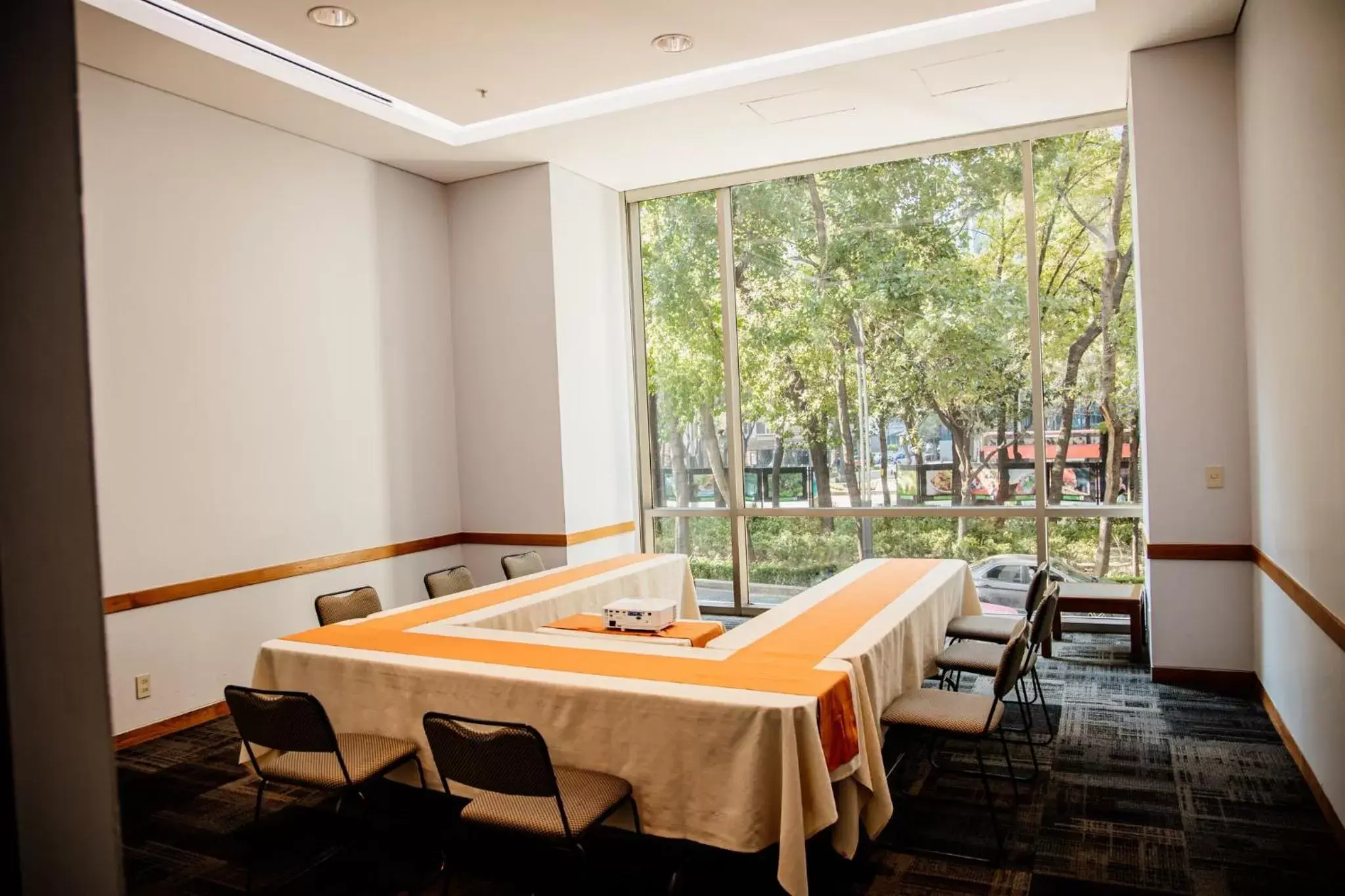 Meeting/conference room, Restaurant/Places to Eat in Holiday Inn Express Mexico Reforma, an IHG Hotel