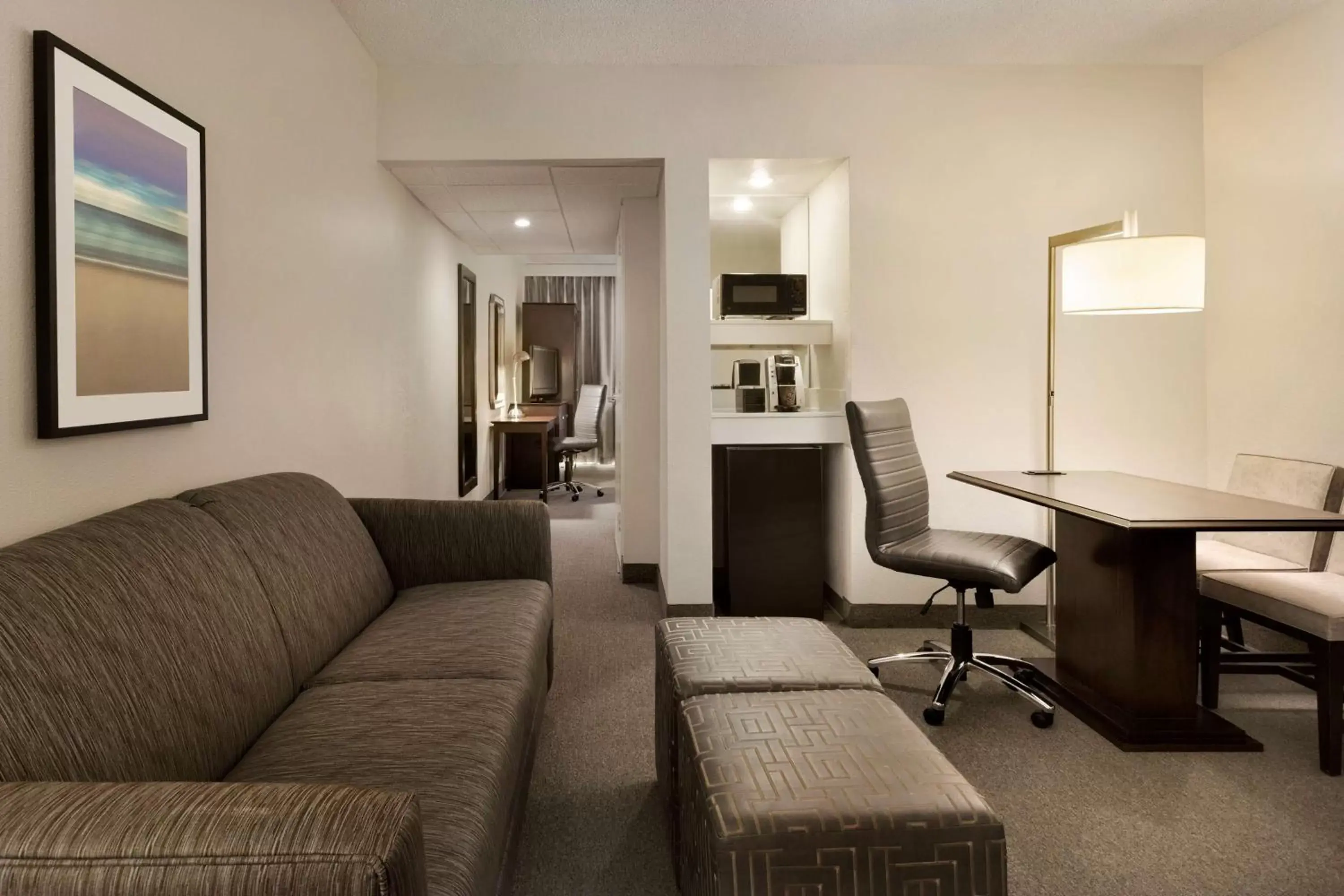 Bedroom, Seating Area in Embassy Suites Boca Raton