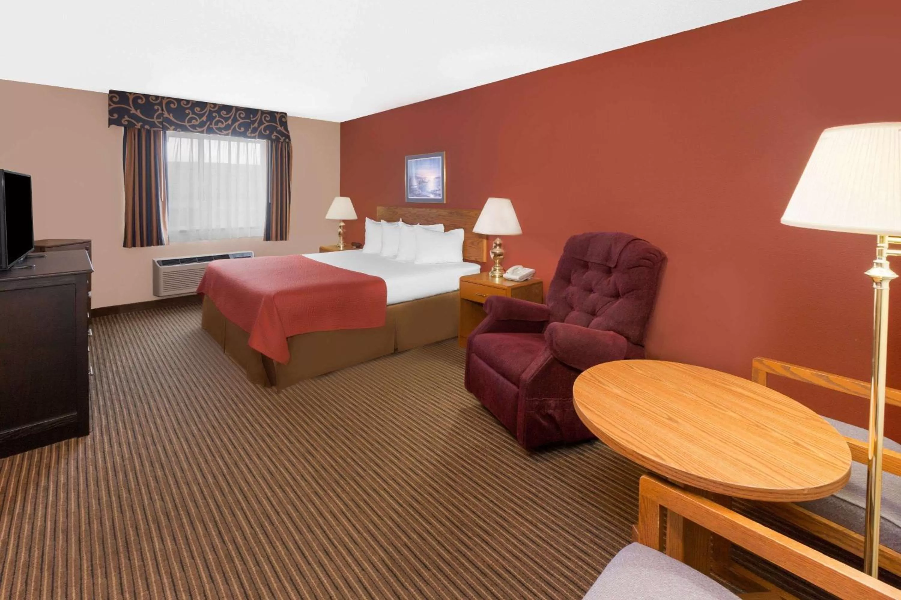 Photo of the whole room, Bed in Super 8 by Wyndham St. Ignace