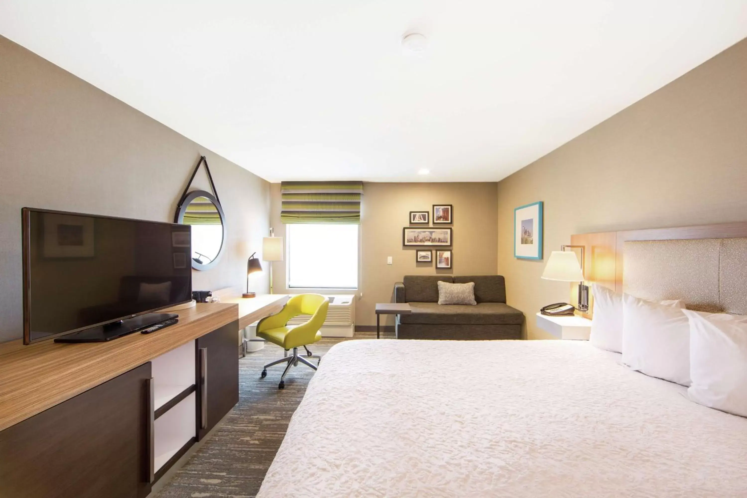 Bedroom, TV/Entertainment Center in Hampton Inn & Suites Seattle-Downtown