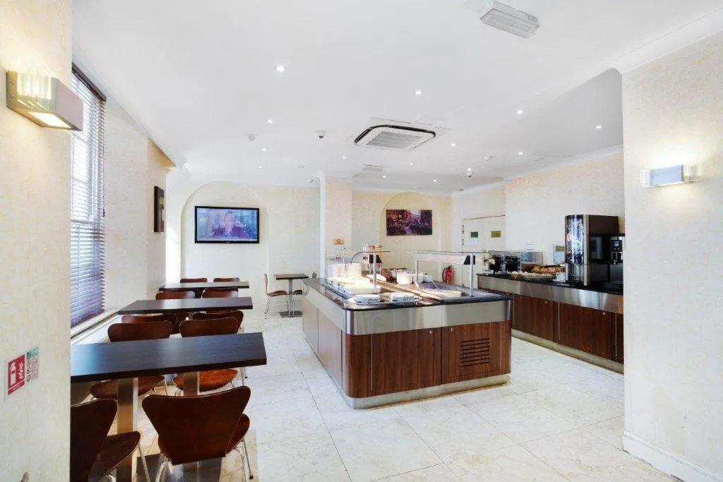 Restaurant/places to eat in Queens Park Hotel