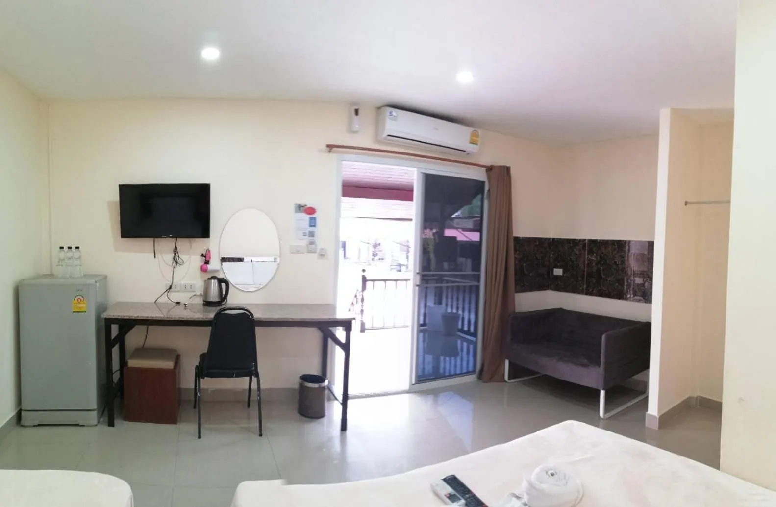 Communal lounge/ TV room, Bed in Baan Kaew Ruen Kwan