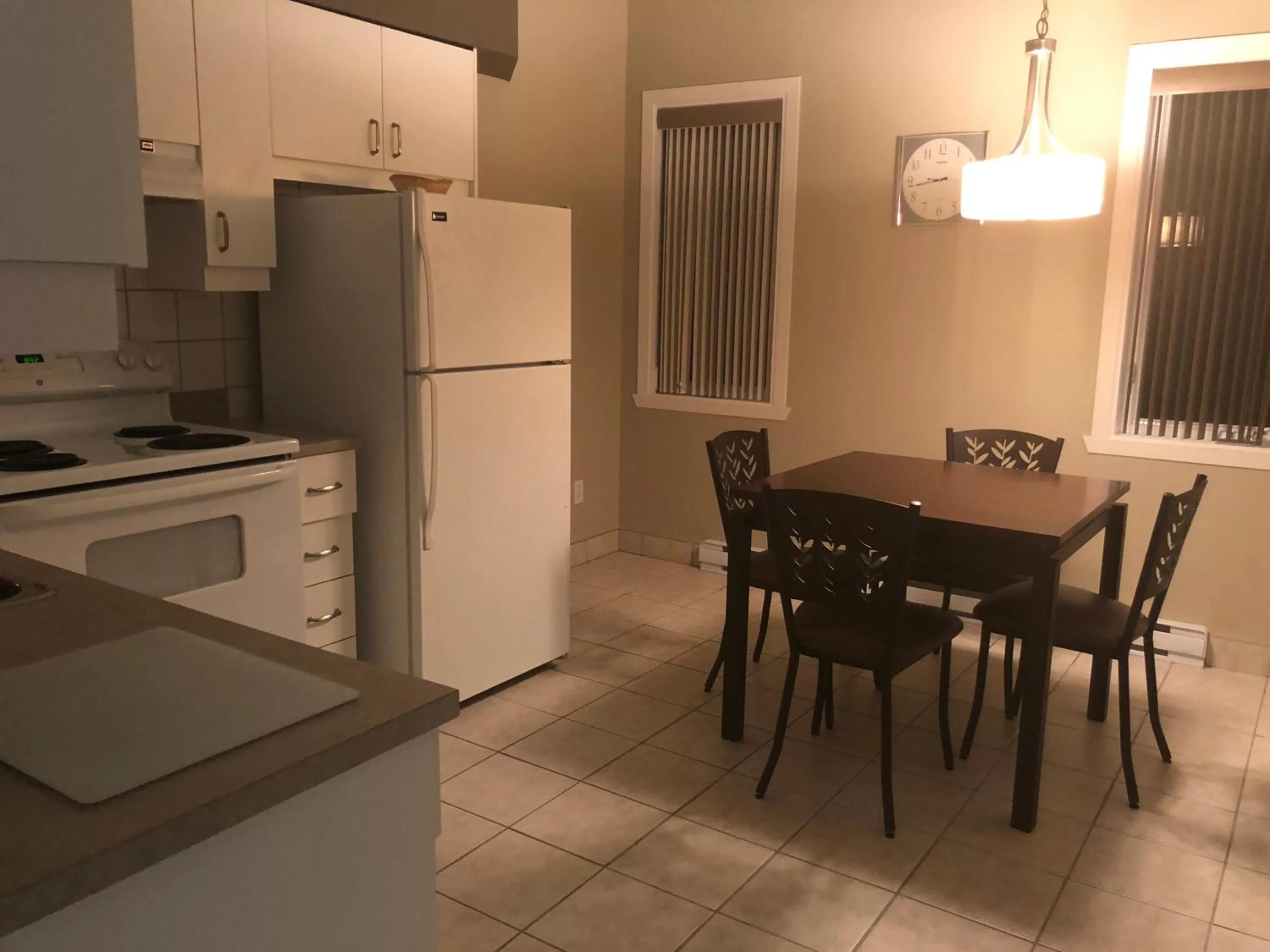 Kitchen or kitchenette, Dining Area in Condos Vacances MSA HOTEL