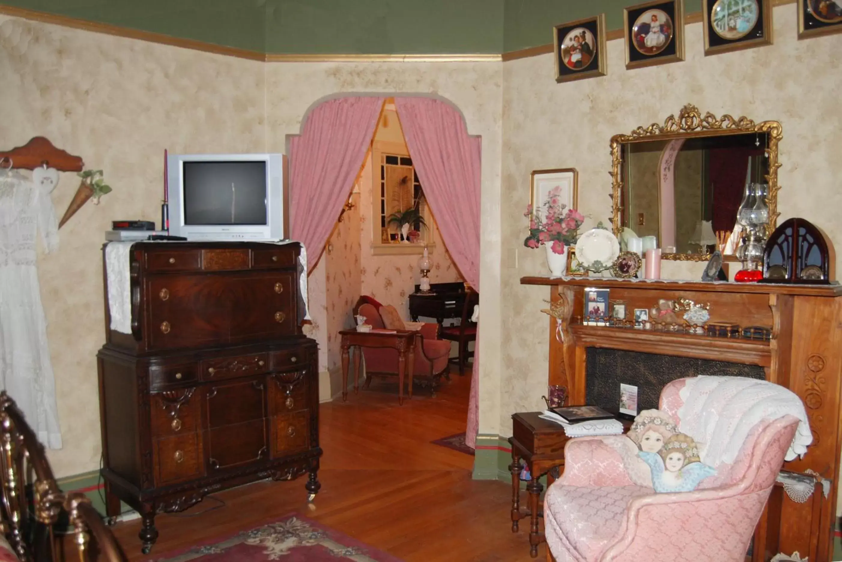 Bedroom, Seating Area in Schuster Mansion Bed & Breakfast