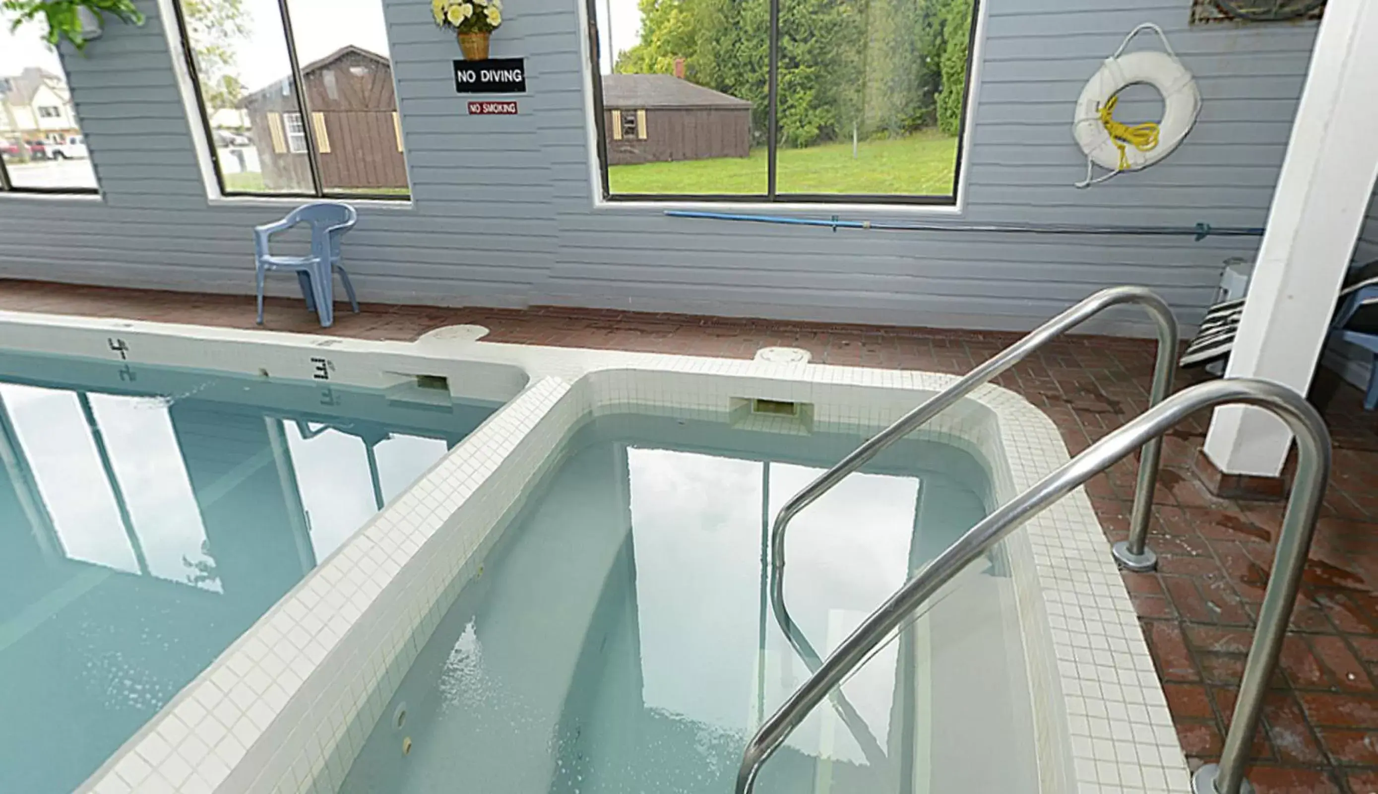 Hot Tub, Swimming Pool in Americas Best Value Inn St. Ignace