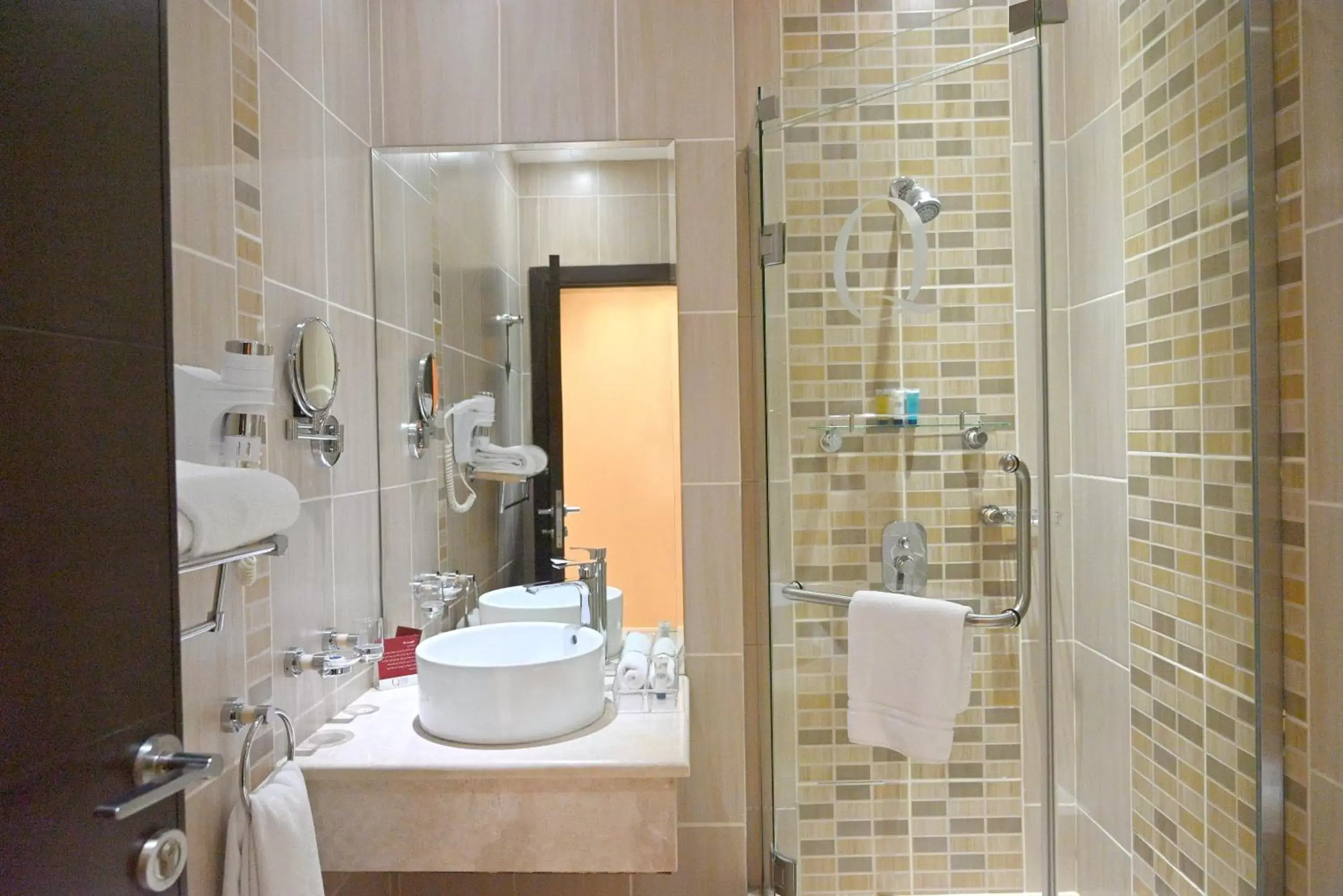 Shower, Bathroom in Q Suites Jeddah by EWA - Managed by HMH