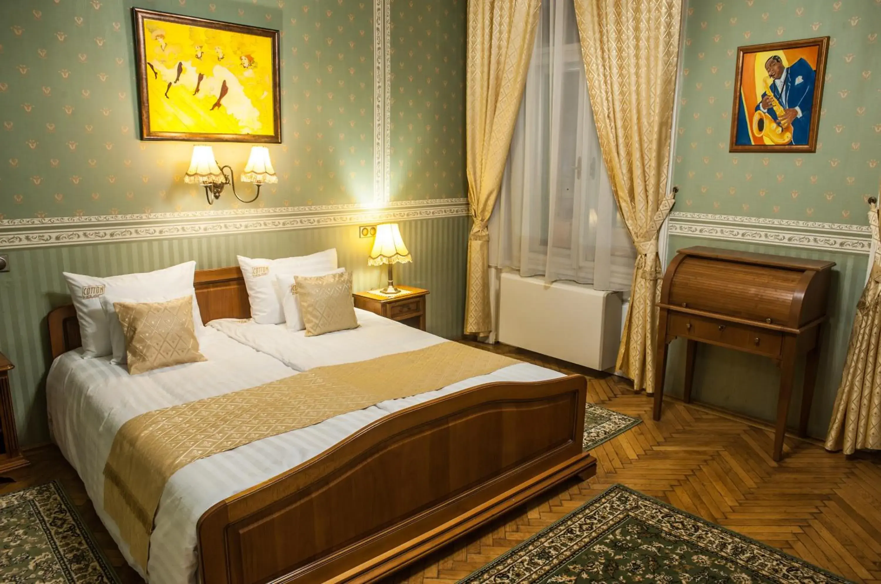 Photo of the whole room, Bed in Cotton House Budapest