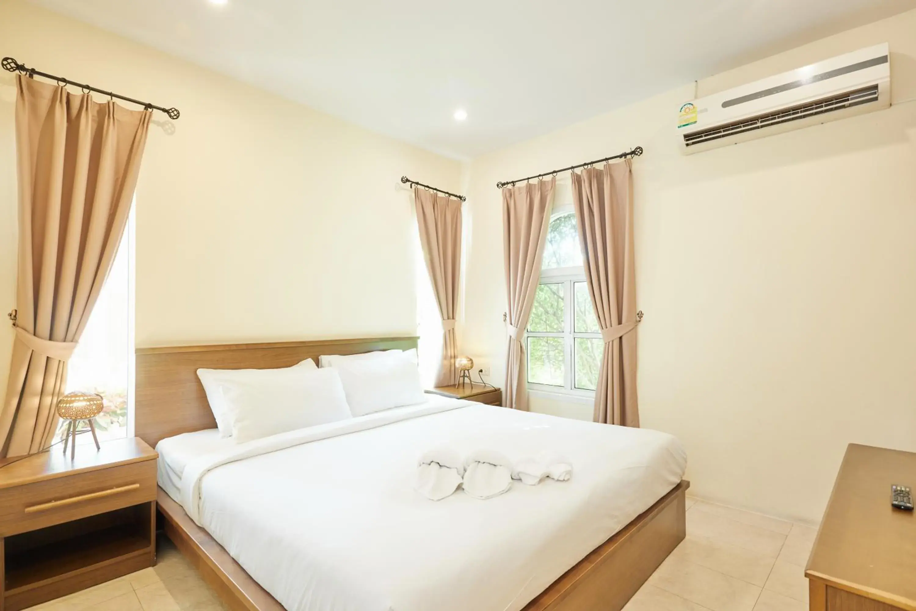 Bed in Talay Hotel & Villa