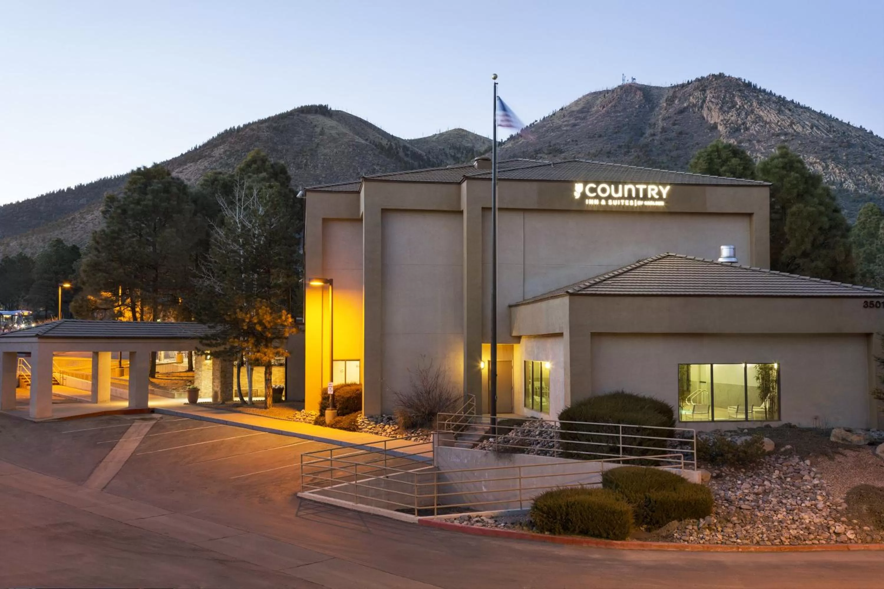 Facade/entrance in Country Inn & Suites by Radisson, Flagstaff, AZ