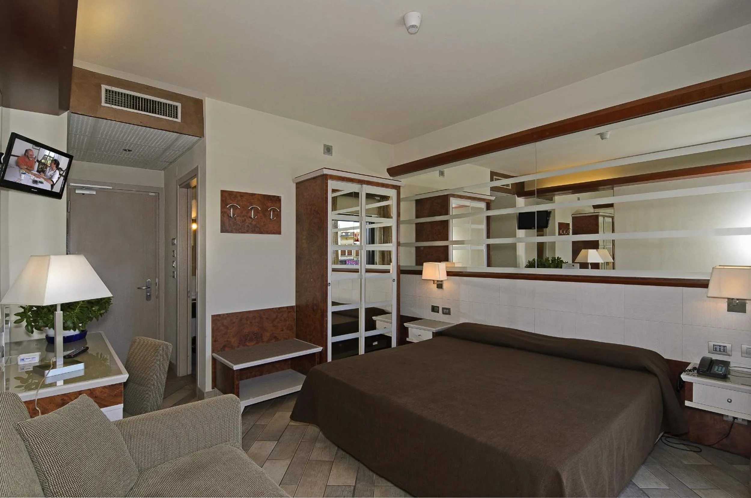 Photo of the whole room, Bed in Hotel Eden