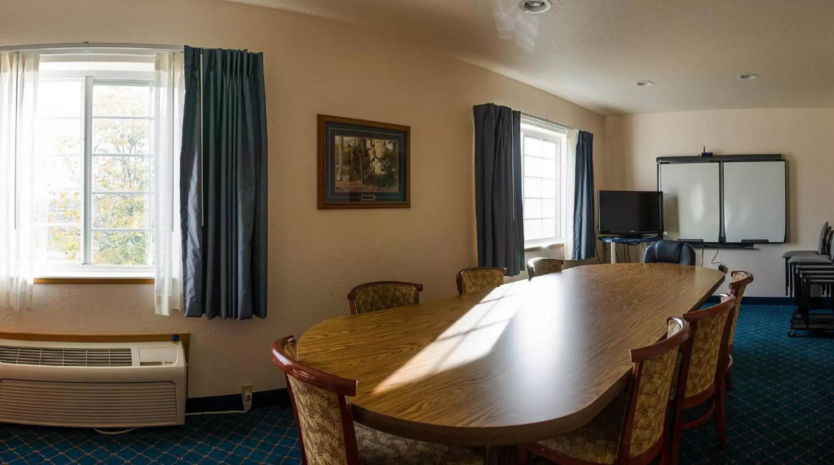Meeting/conference room, Dining Area in Microtel Inn & Suites Tomah