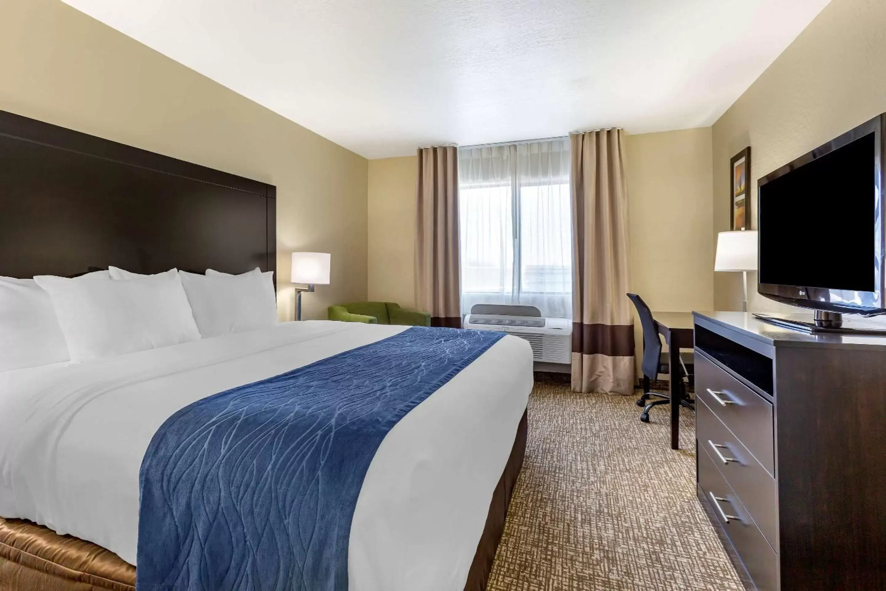 Photo of the whole room, Bed in Comfort Inn & Suites Surprise Near Sun City West
