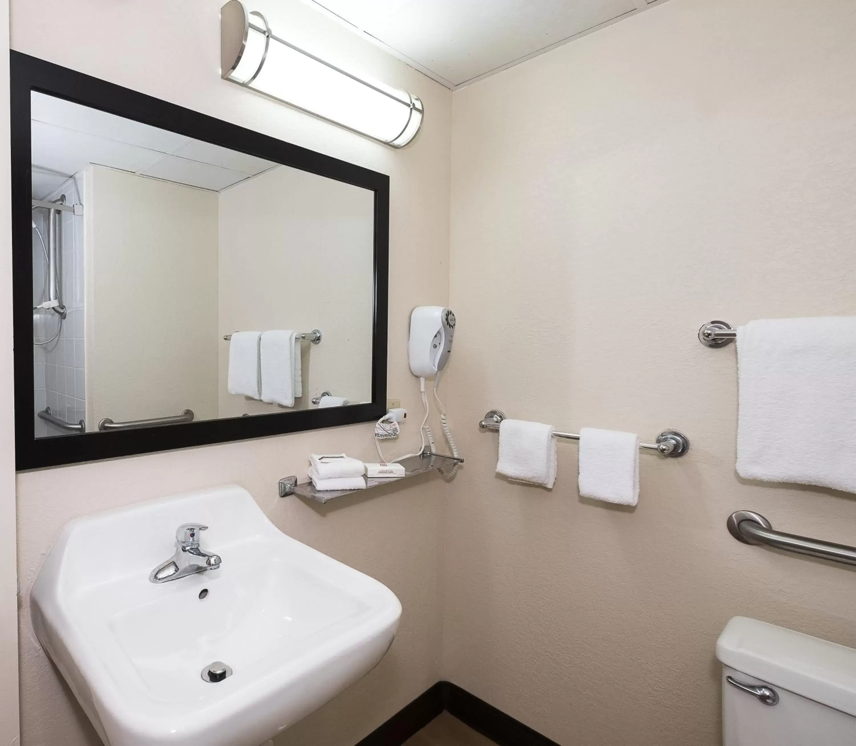 Bathroom in Red Roof Inn Cortland