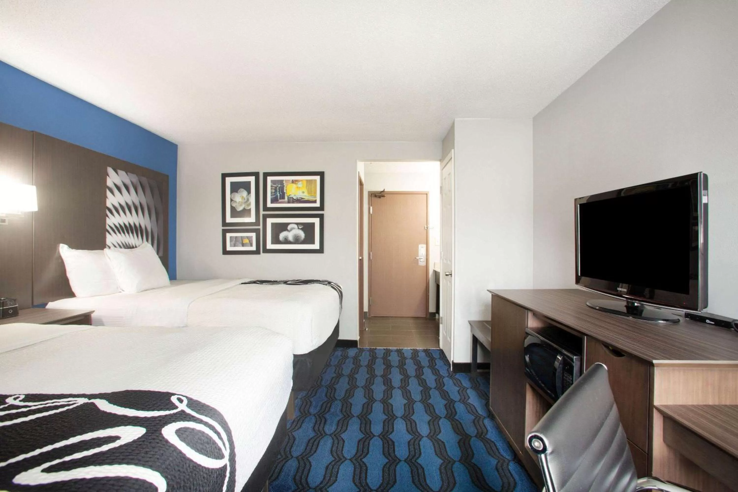 Photo of the whole room, Bed in La Quinta Inn by Wyndham St. Louis Hazelwood - Airport North
