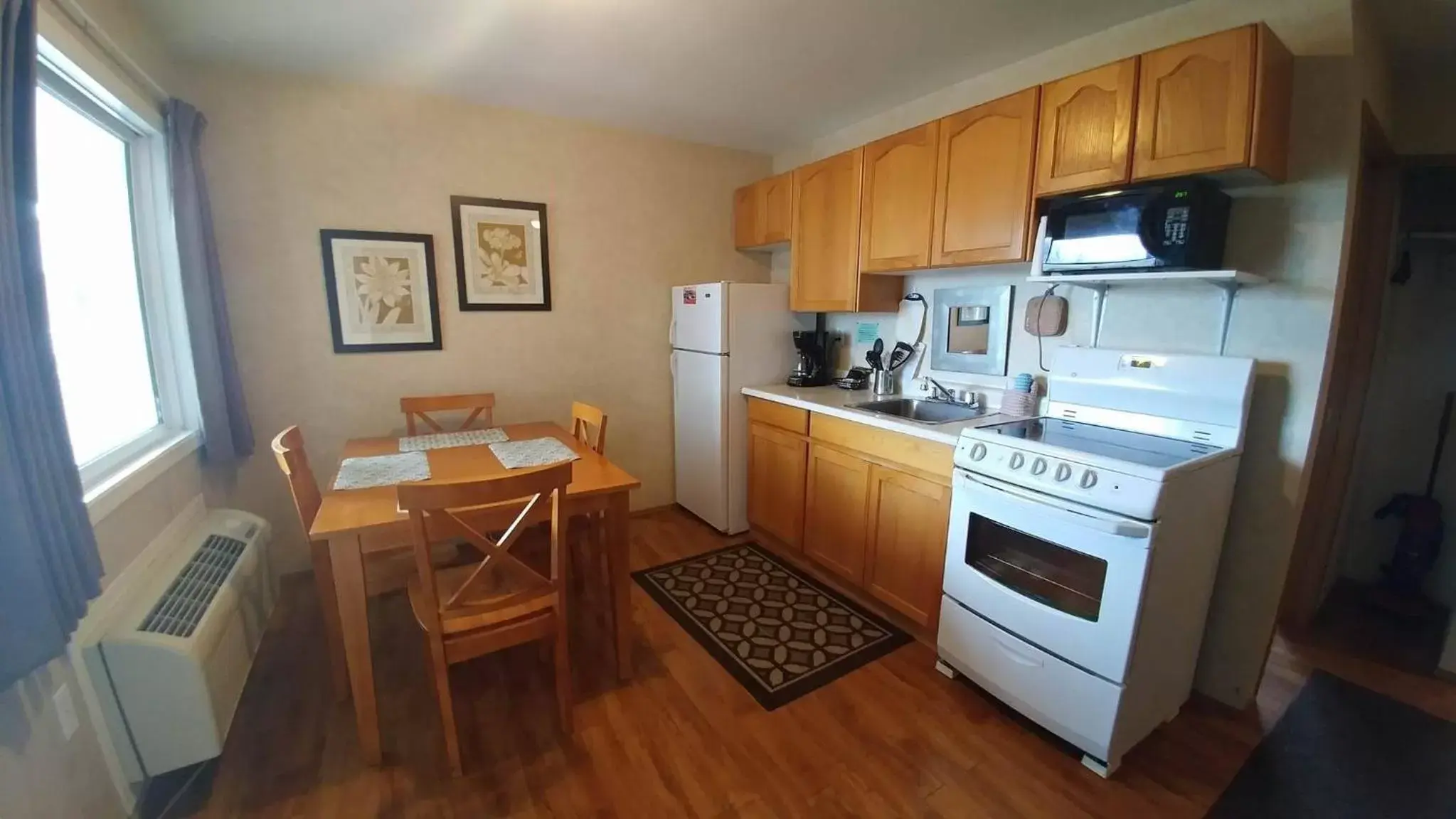 Kitchen or kitchenette, Kitchen/Kitchenette in Shoreline Resort Condominiums