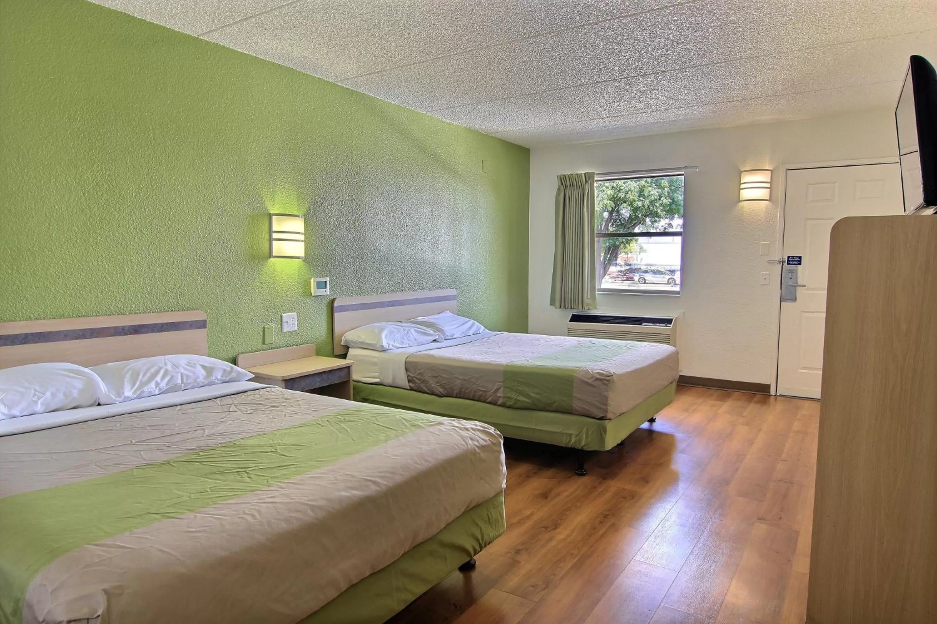 Bedroom, Bed in Motel 6 Austin, TX - Central Downtown UT