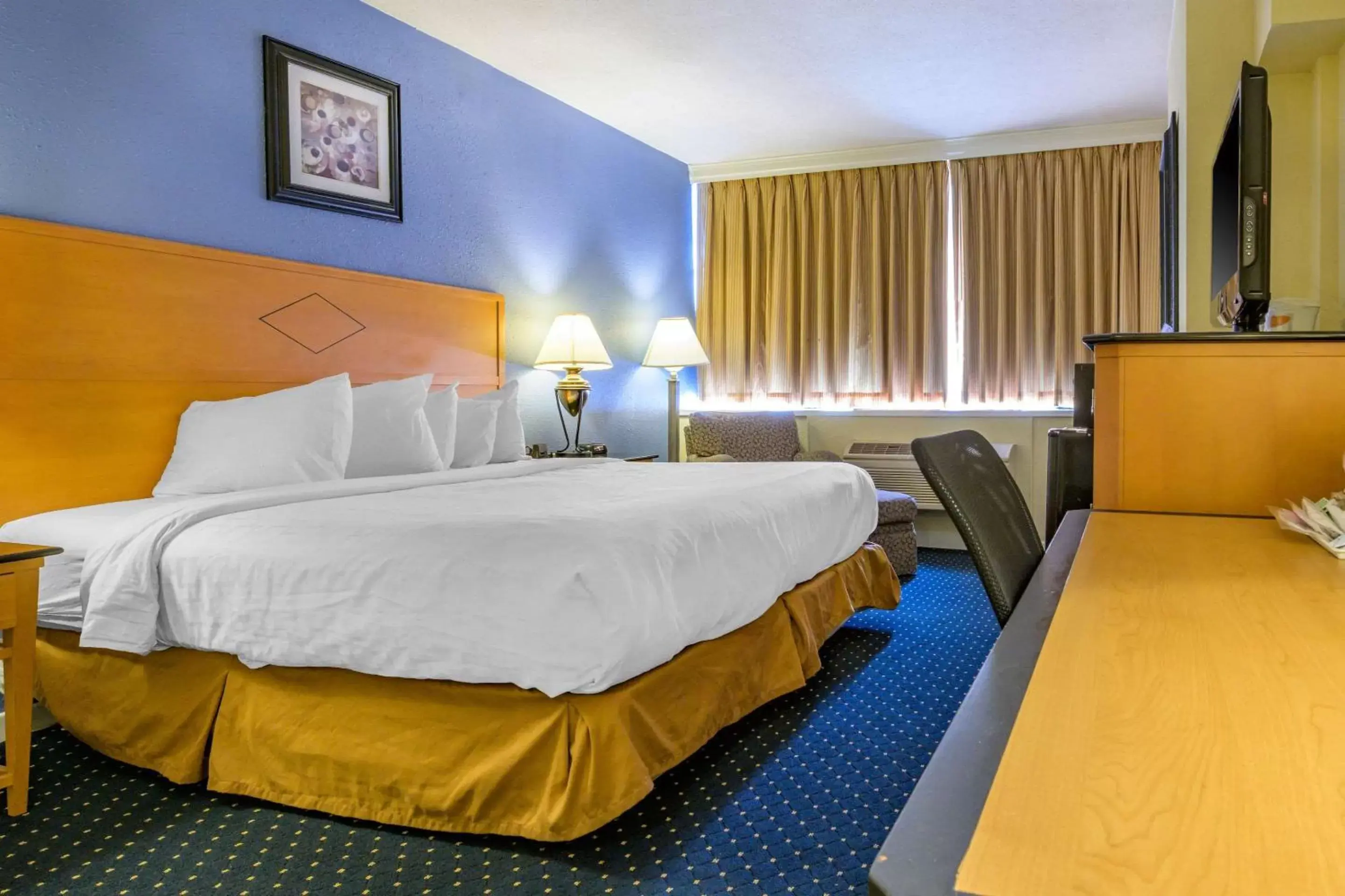 Bed in Days Inn & Suites by Wyndham Lebanon PA