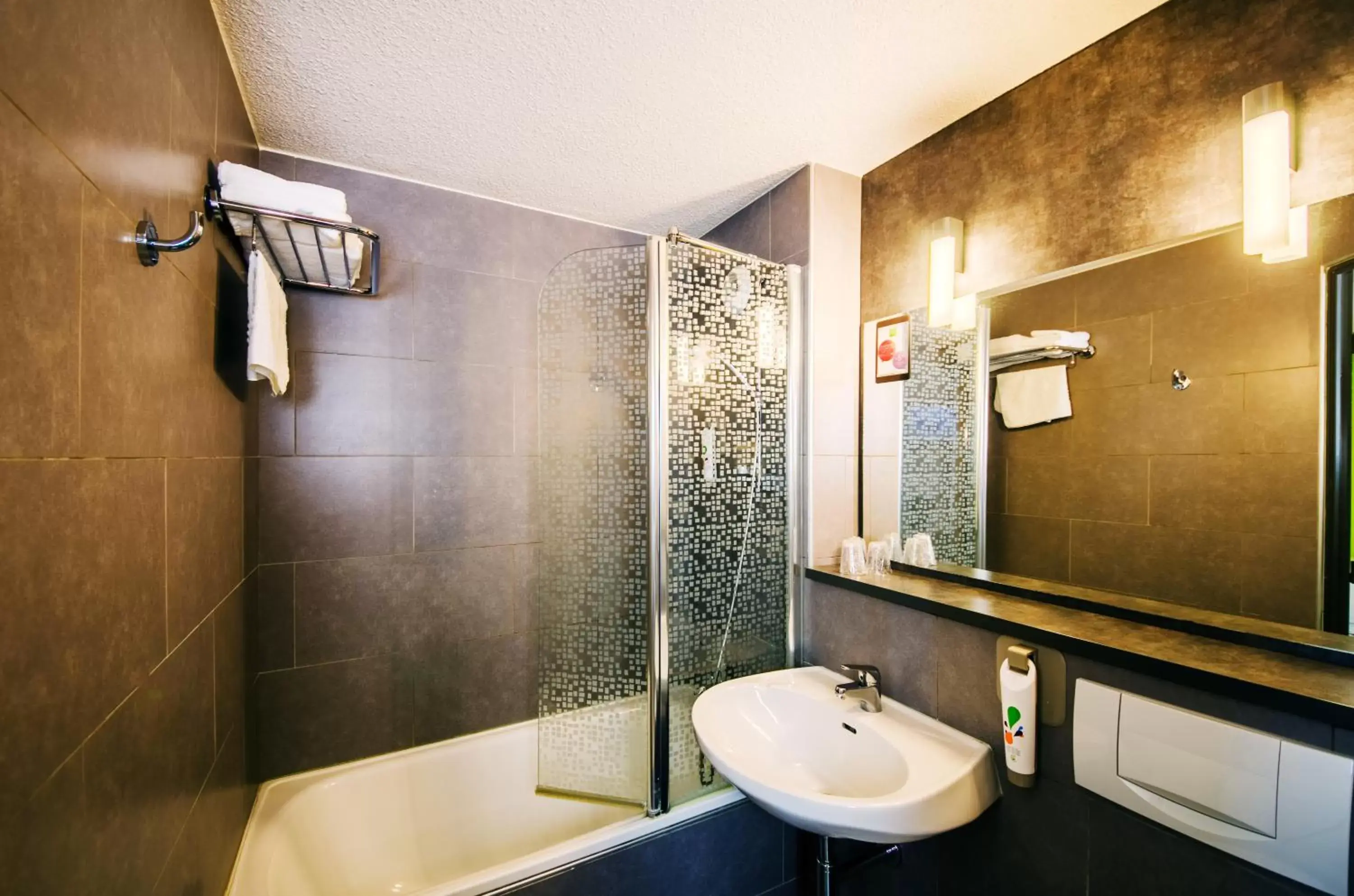 Bathroom in ibis styles Brive Ouest