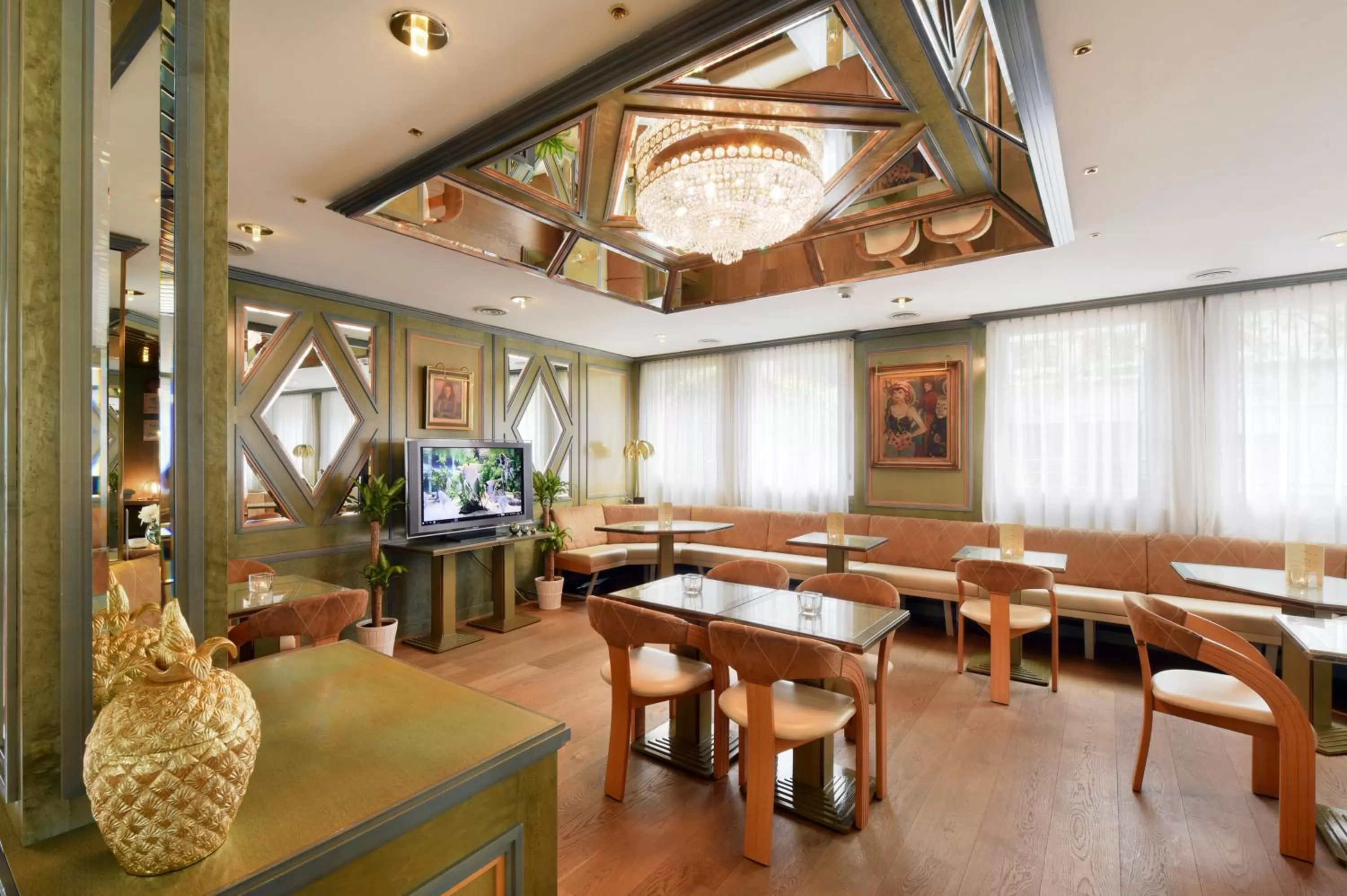 Communal lounge/ TV room in Tulip Inn Beaulieu Lausanne