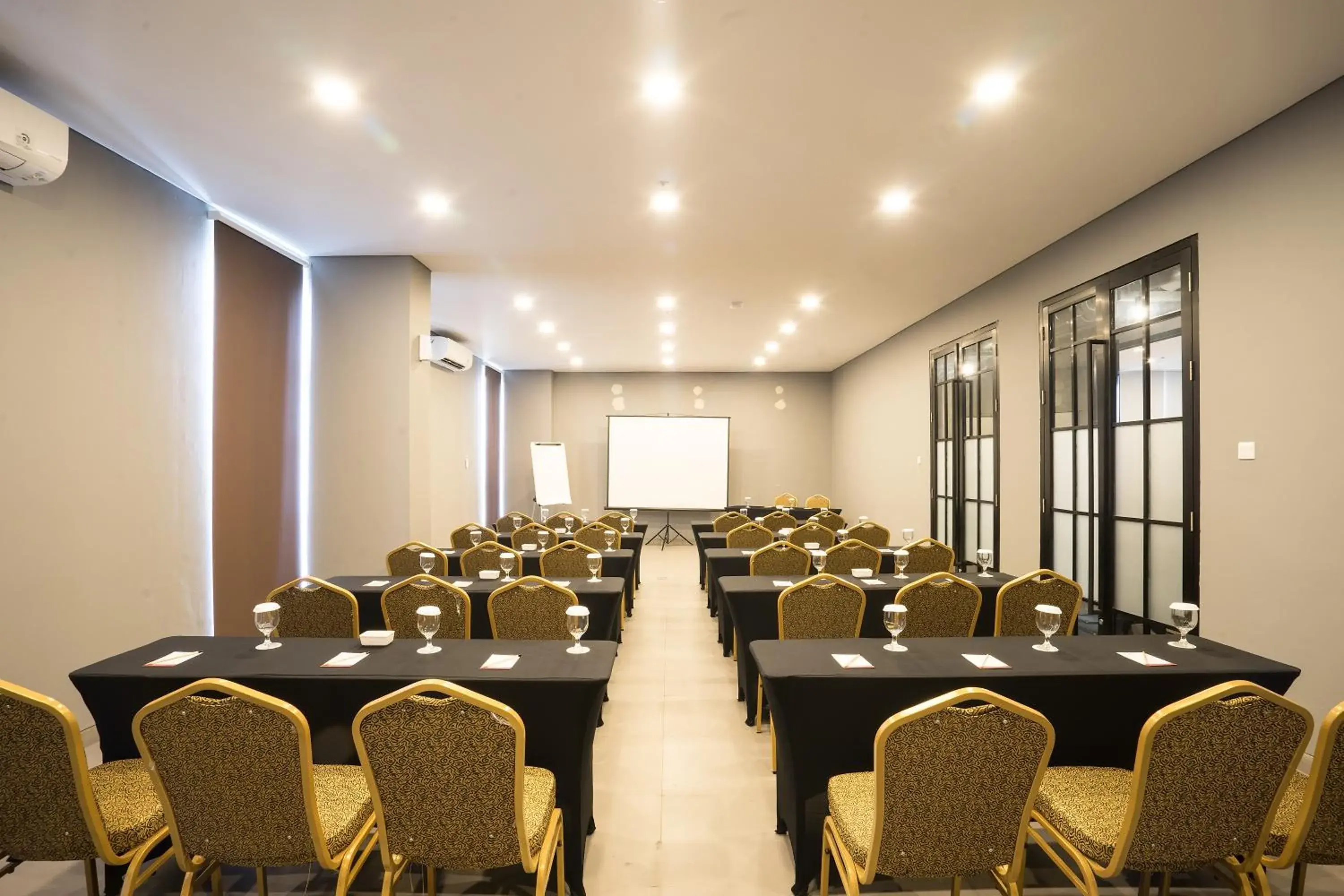 Meeting/conference room in Maple Hotel Grogol