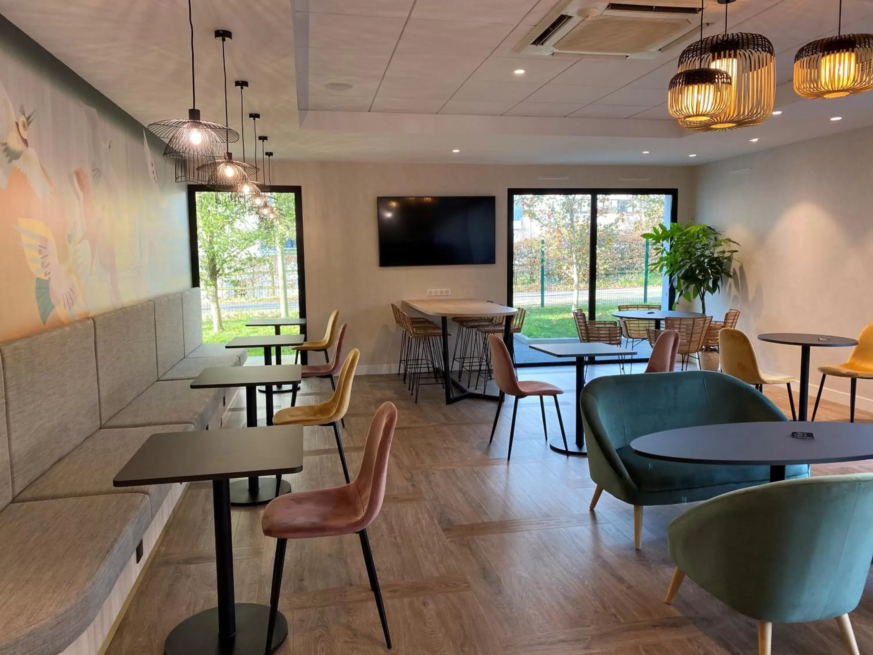 Seating area, Lounge/Bar in ibis Styles Rennes Cesson