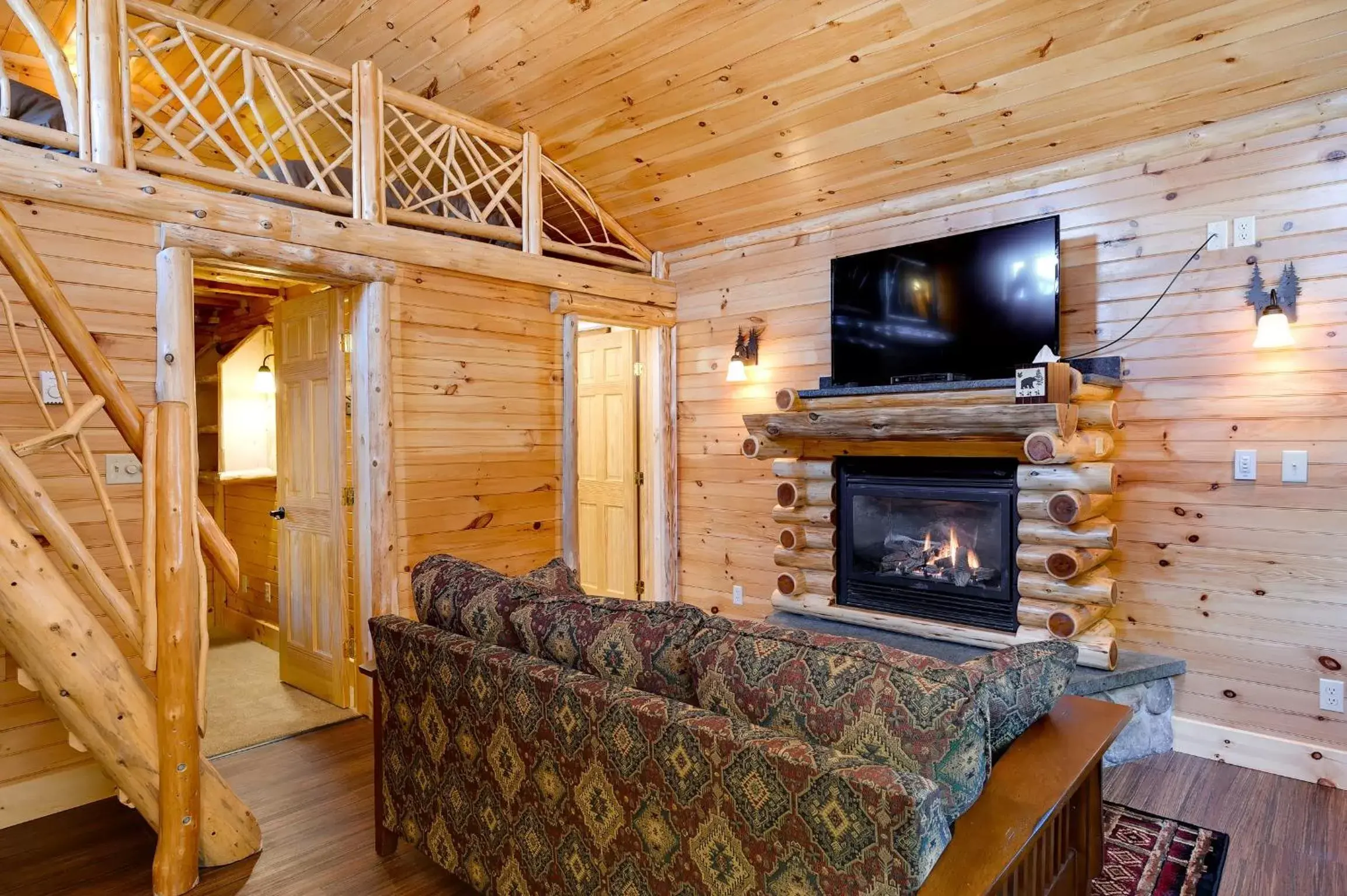 TV and multimedia, Seating Area in Cobble Mountain Lodge