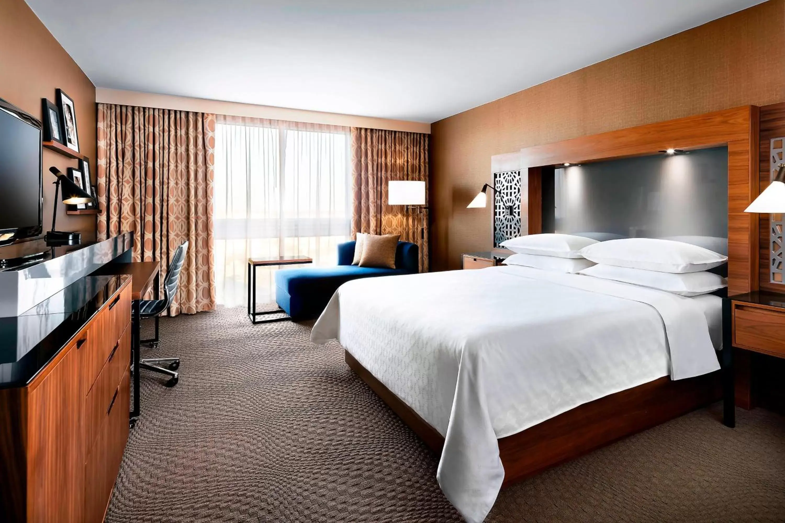 Photo of the whole room, Bed in Sheraton Toronto Airport Hotel & Conference Centre