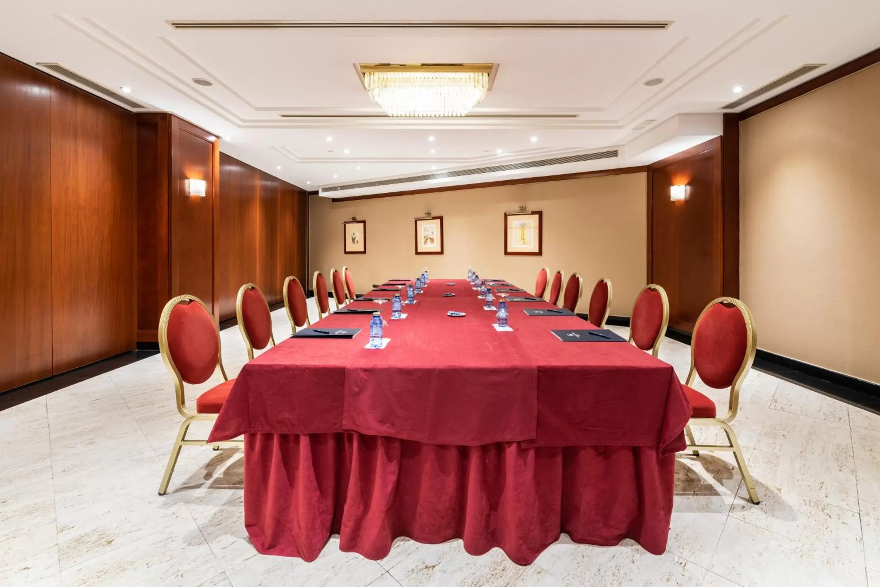 Meeting/conference room in Eurostars Gran Hotel Santiago