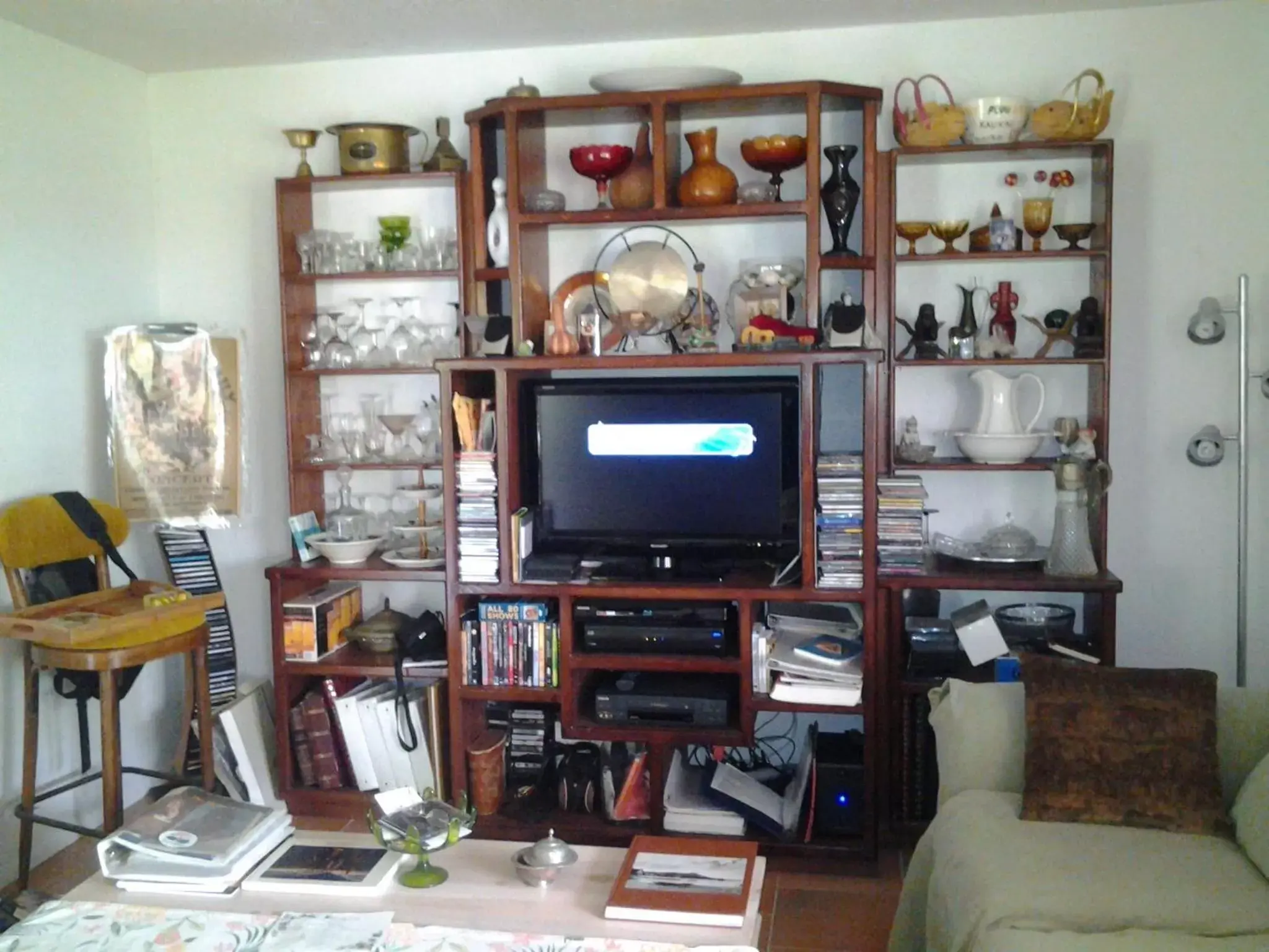 Living room, TV/Entertainment Center in Lava Tree Tropic Inn