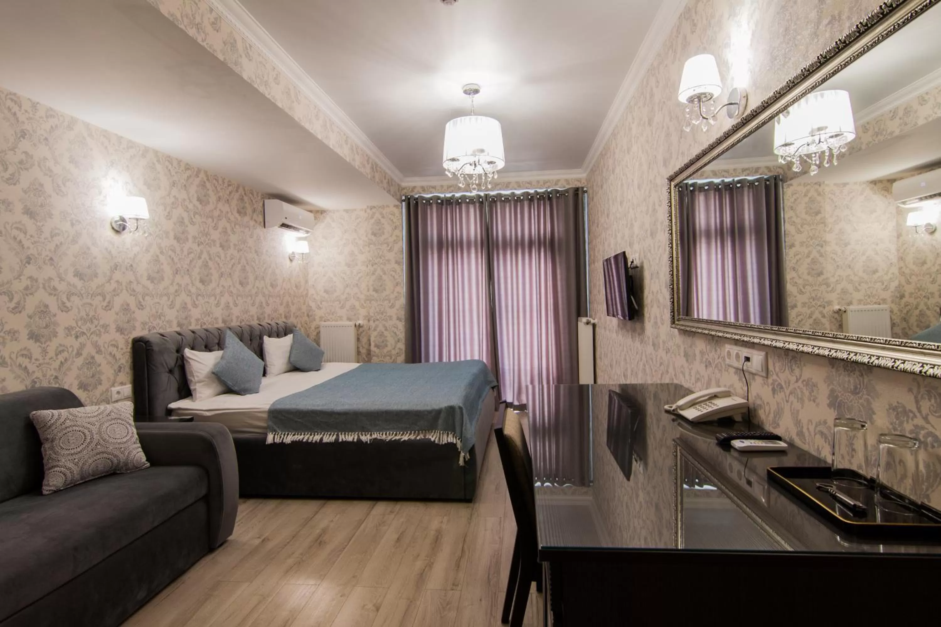 Photo of the whole room, Bed in Klassik Hotel