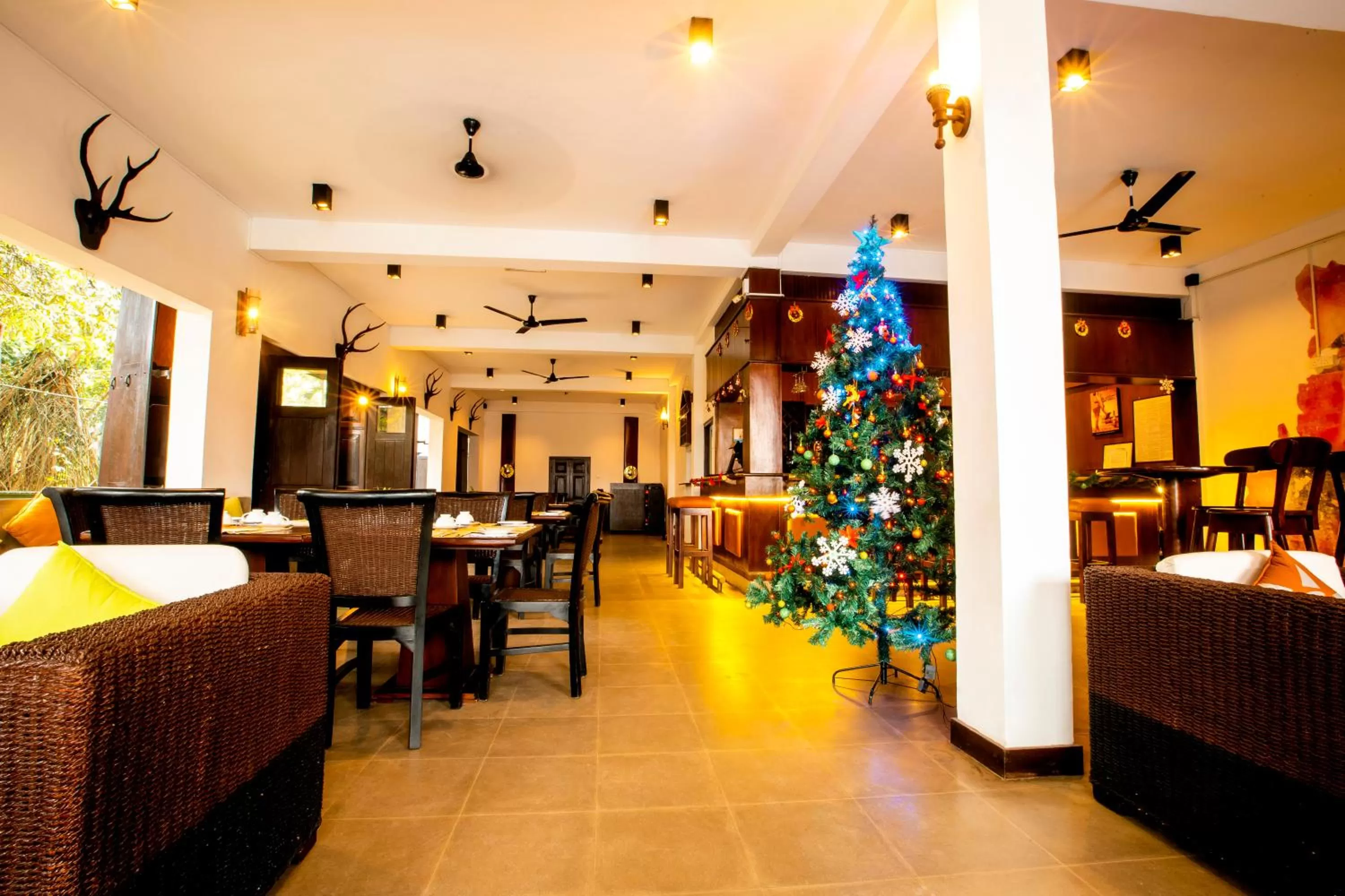 Restaurant/places to eat in St.Lachlan Hotel & Suites