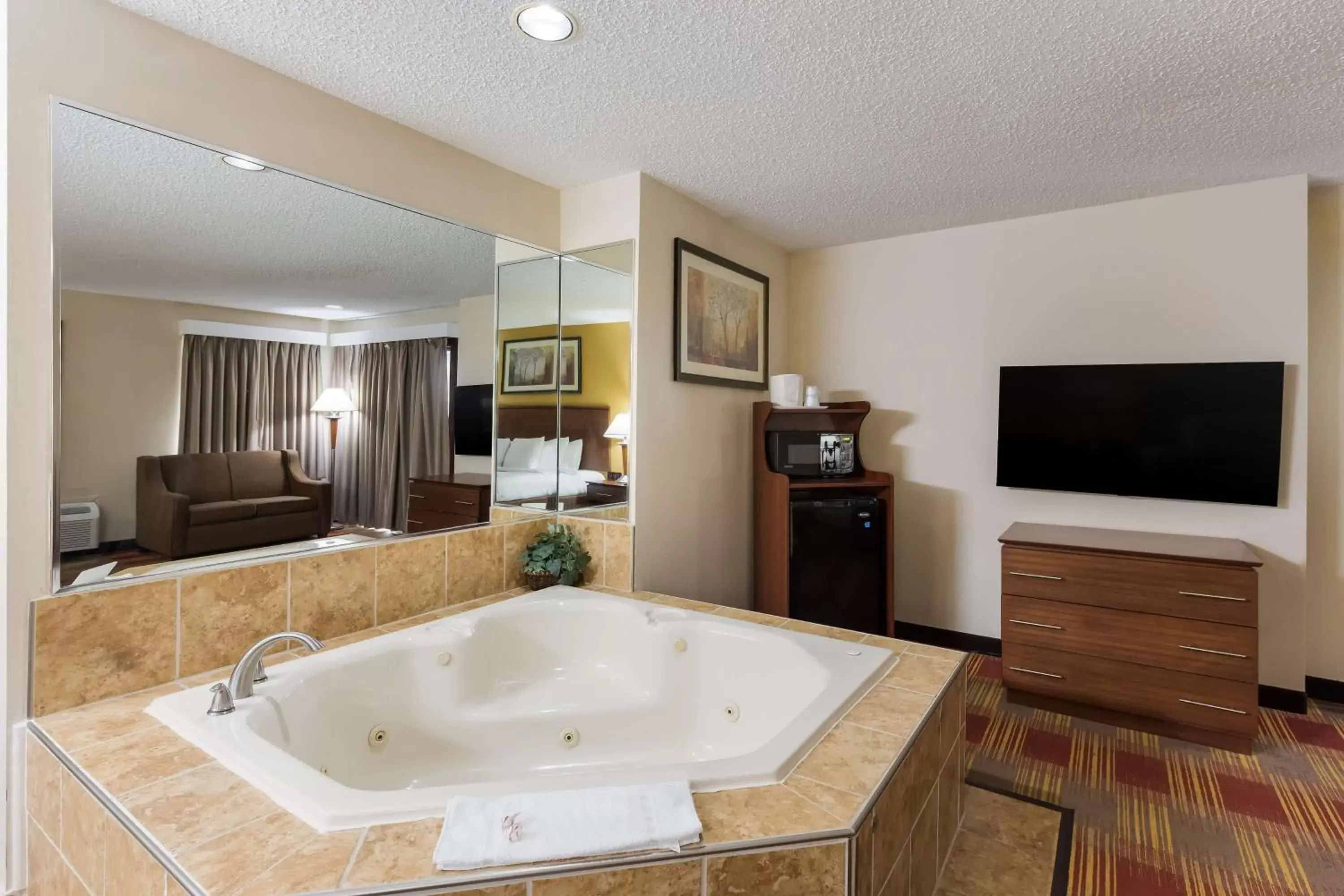 Bedroom, Bathroom in Best Western Lakewood Inn