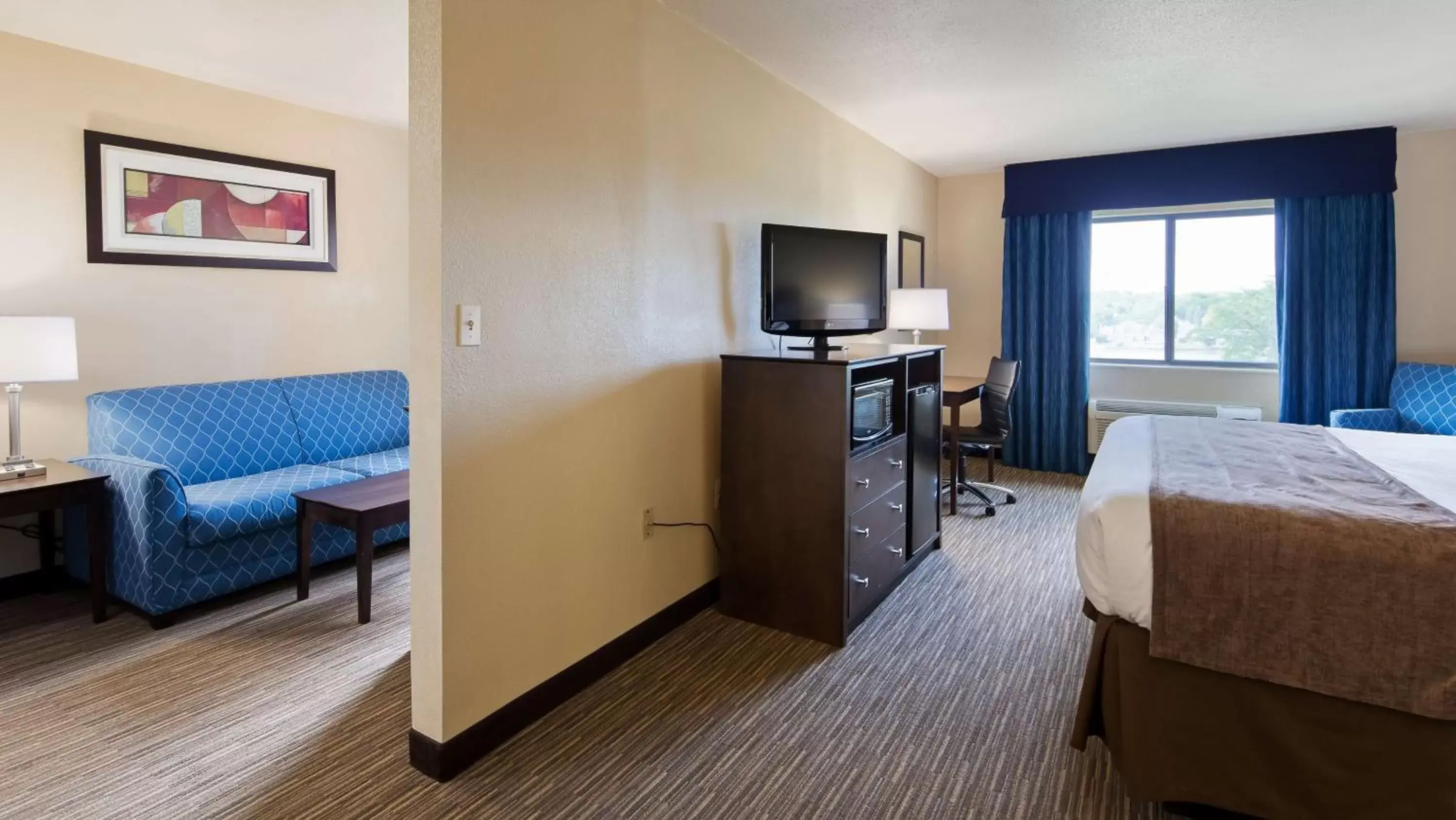 Photo of the whole room, TV/Entertainment Center in Best Western Port Huron Blue Water Bridge