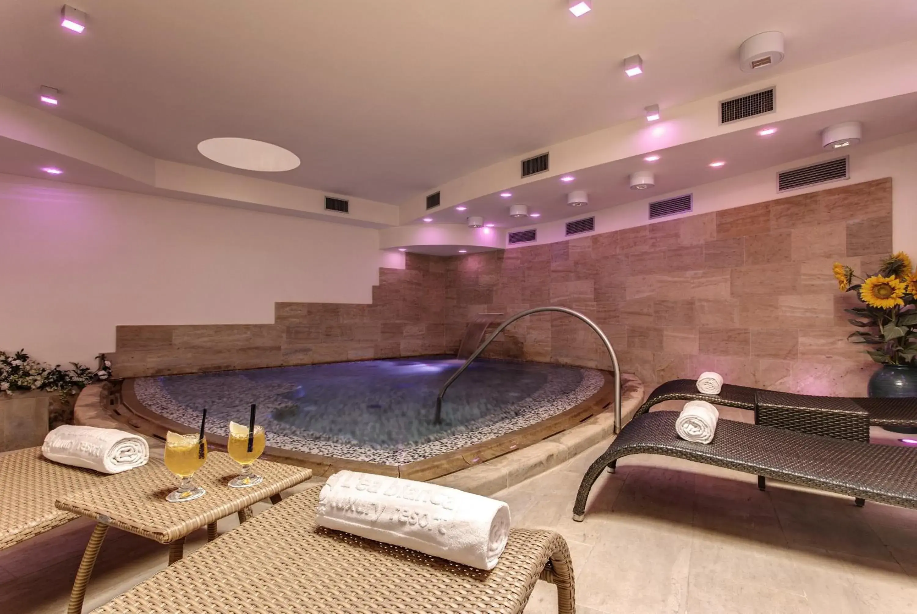 Hot Tub, Swimming Pool in L'Ea Bianca Luxury Resort