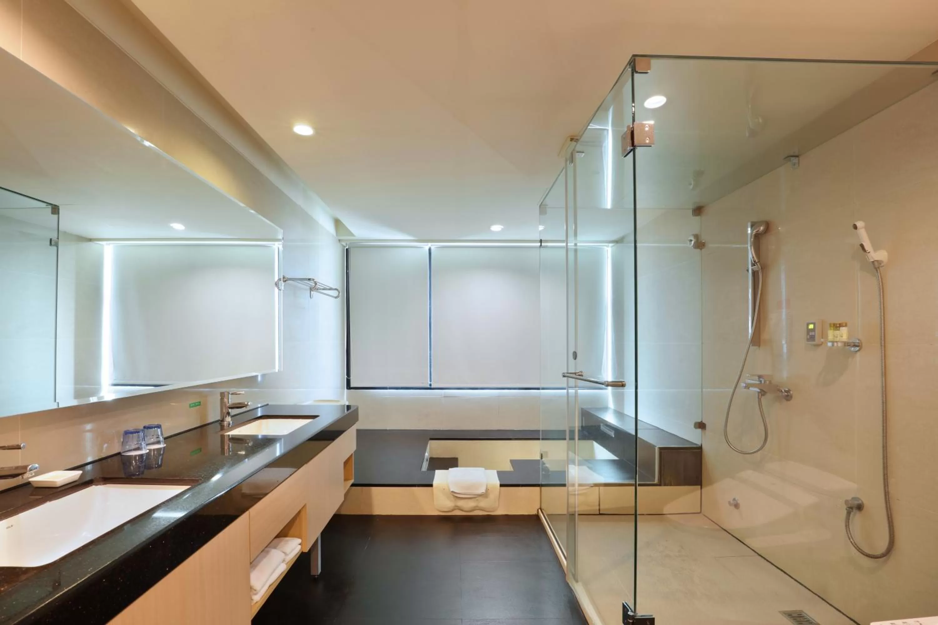 Bathroom in Maison de Chine Chao Yin Building