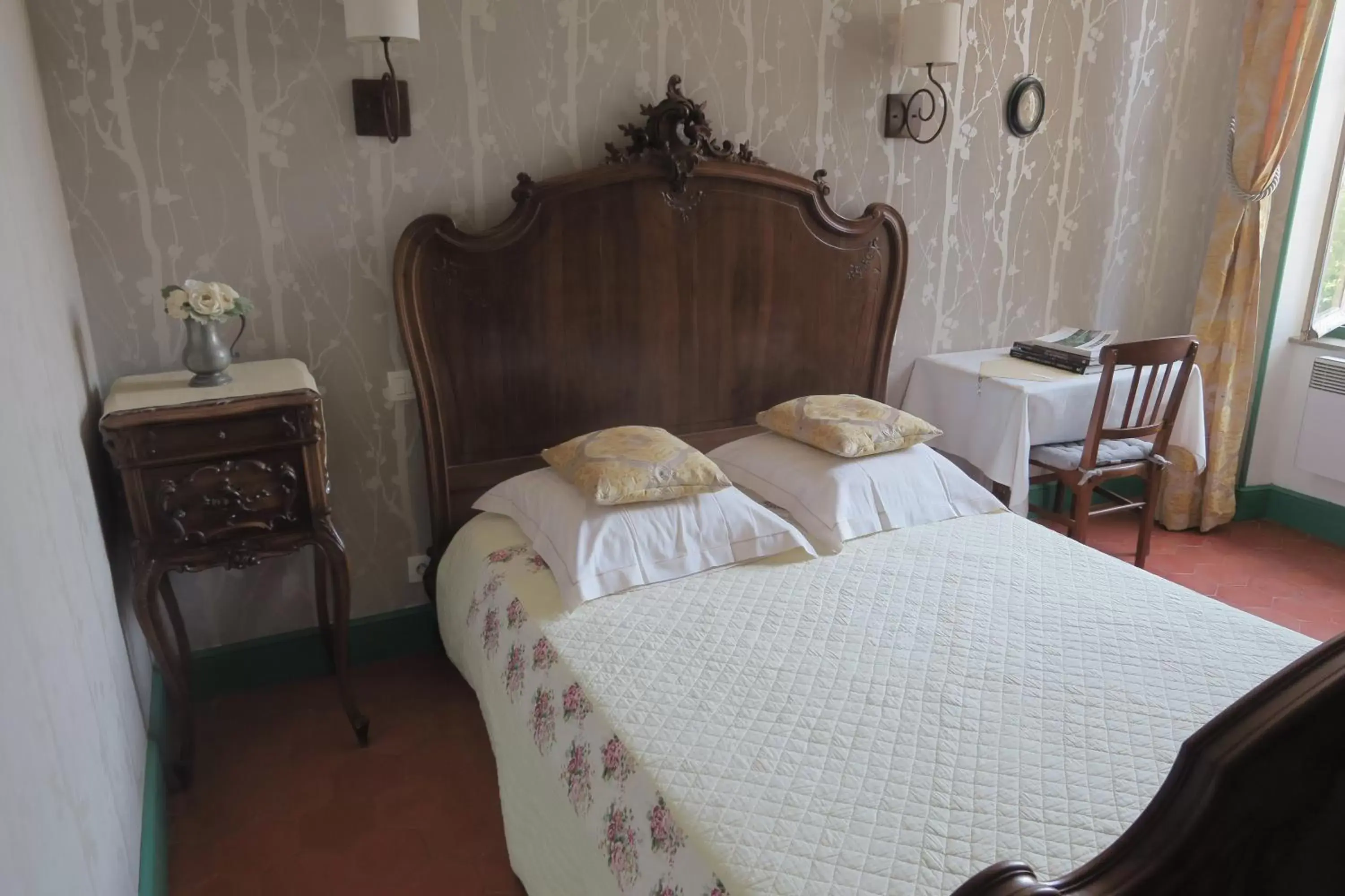 Photo of the whole room, Bed in Le Domaine de Fraissinet