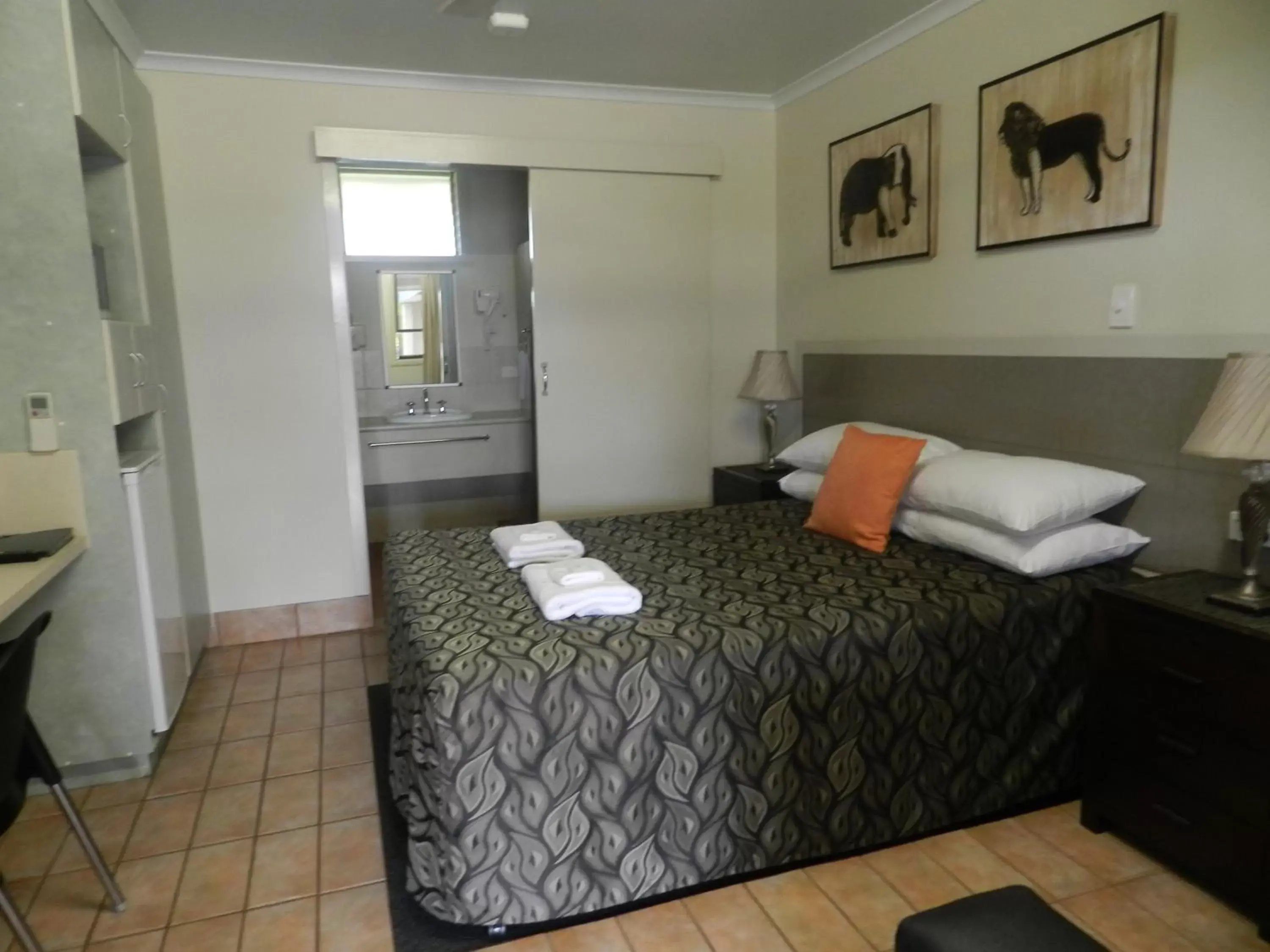 Photo of the whole room, Bed in Golden Palms Motor Inn