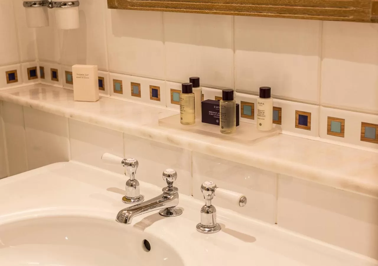 Bathroom in Kilworth House Hotel and Theatre