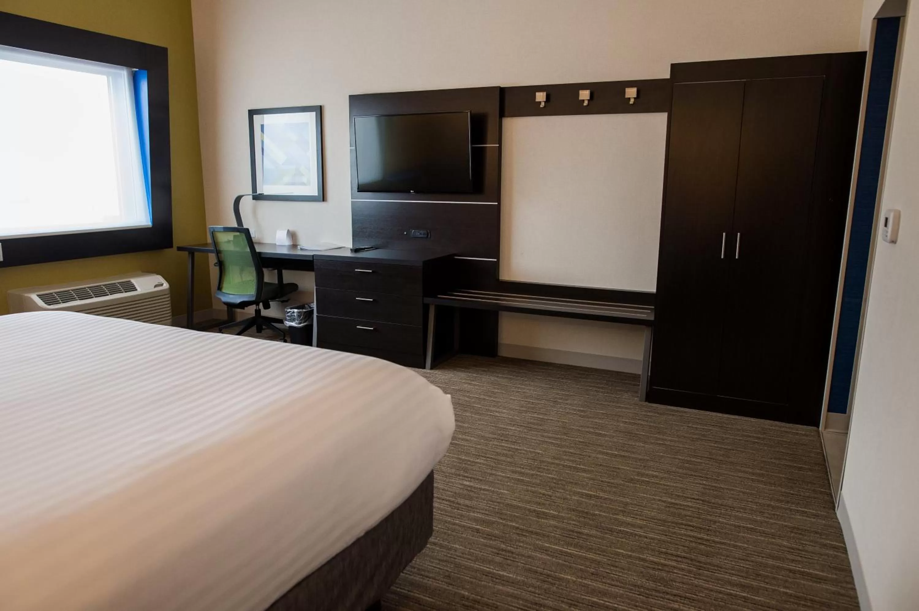 Photo of the whole room, Bed in Holiday Inn Express & Suites - Marietta by IHG