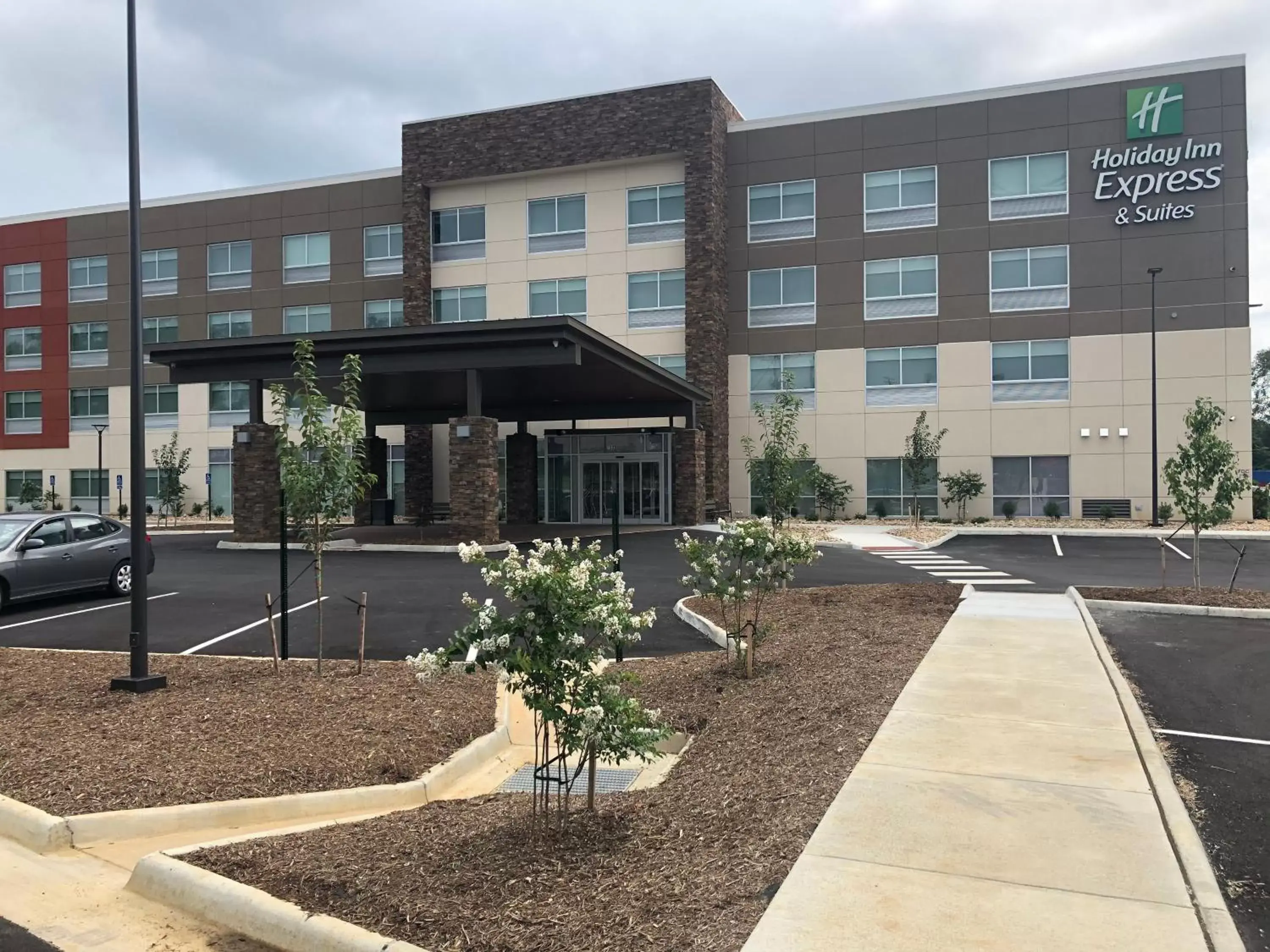 Facade/entrance, Property Building in Holiday Inn Express & Suites - Roanoke – Civic Center