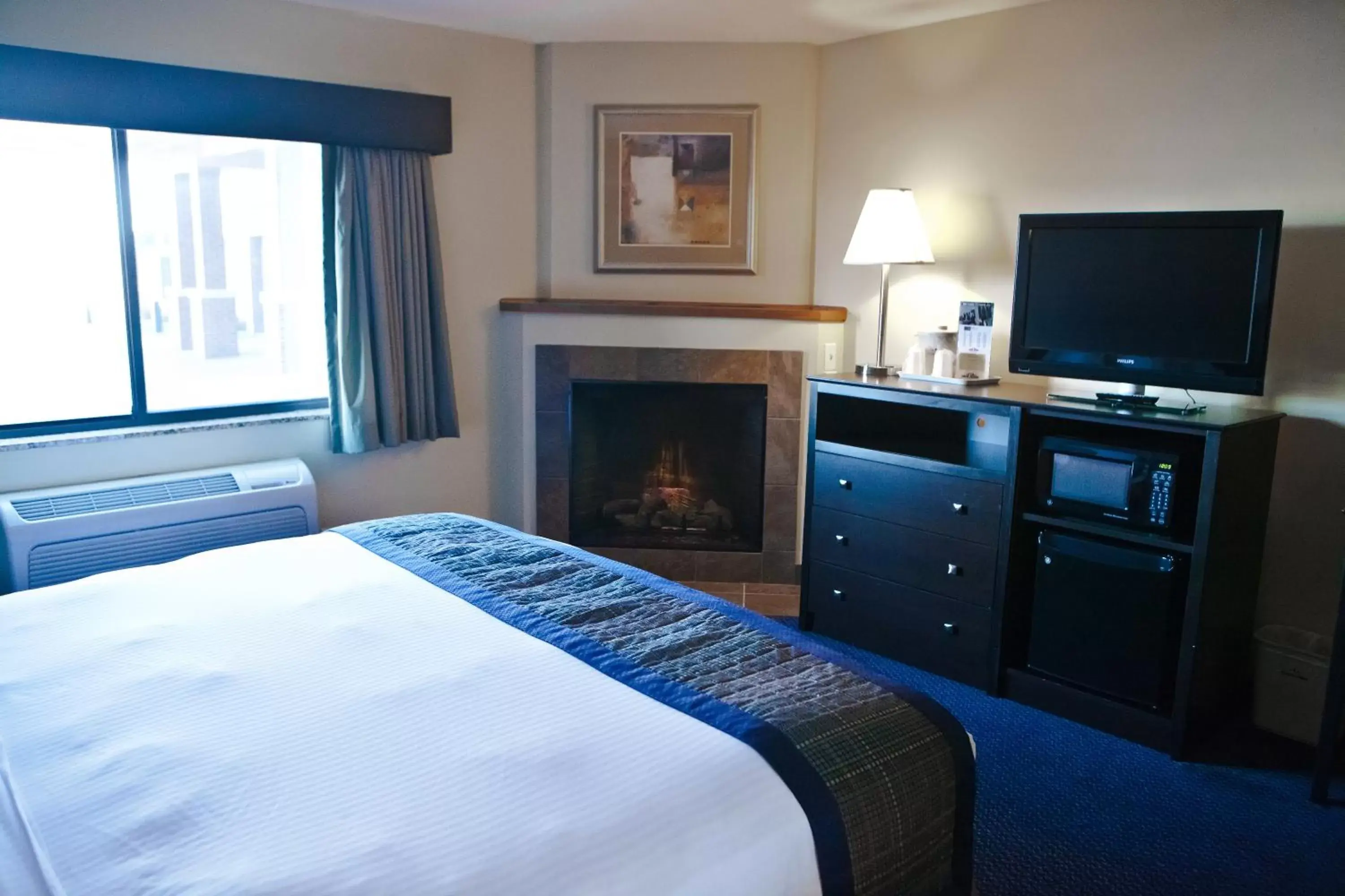 Bed, TV/Entertainment Center in AmericInn by Wyndham Lincoln South