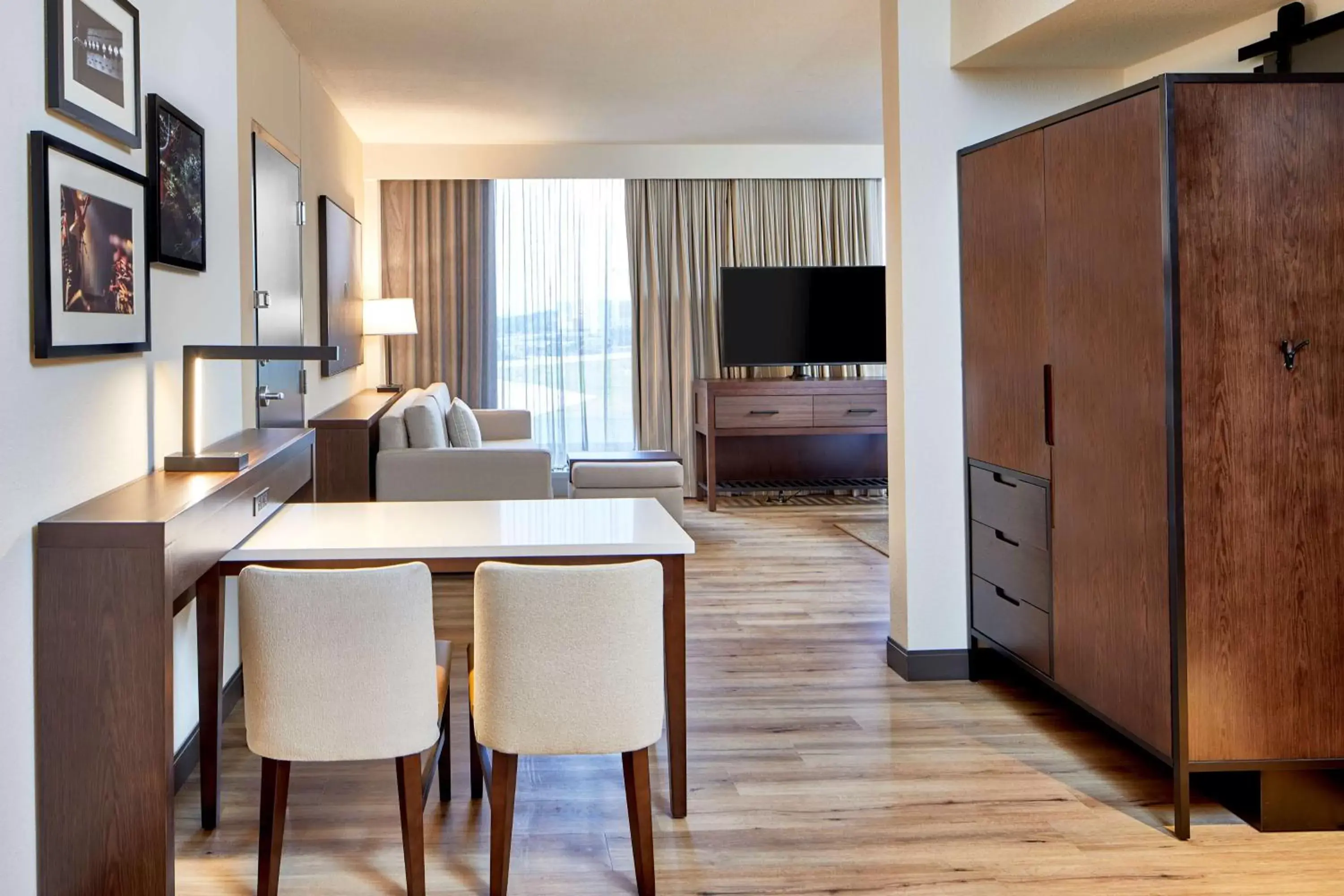 Bedroom, TV/Entertainment Center in Embassy Suites by Hilton Nashville Downtown