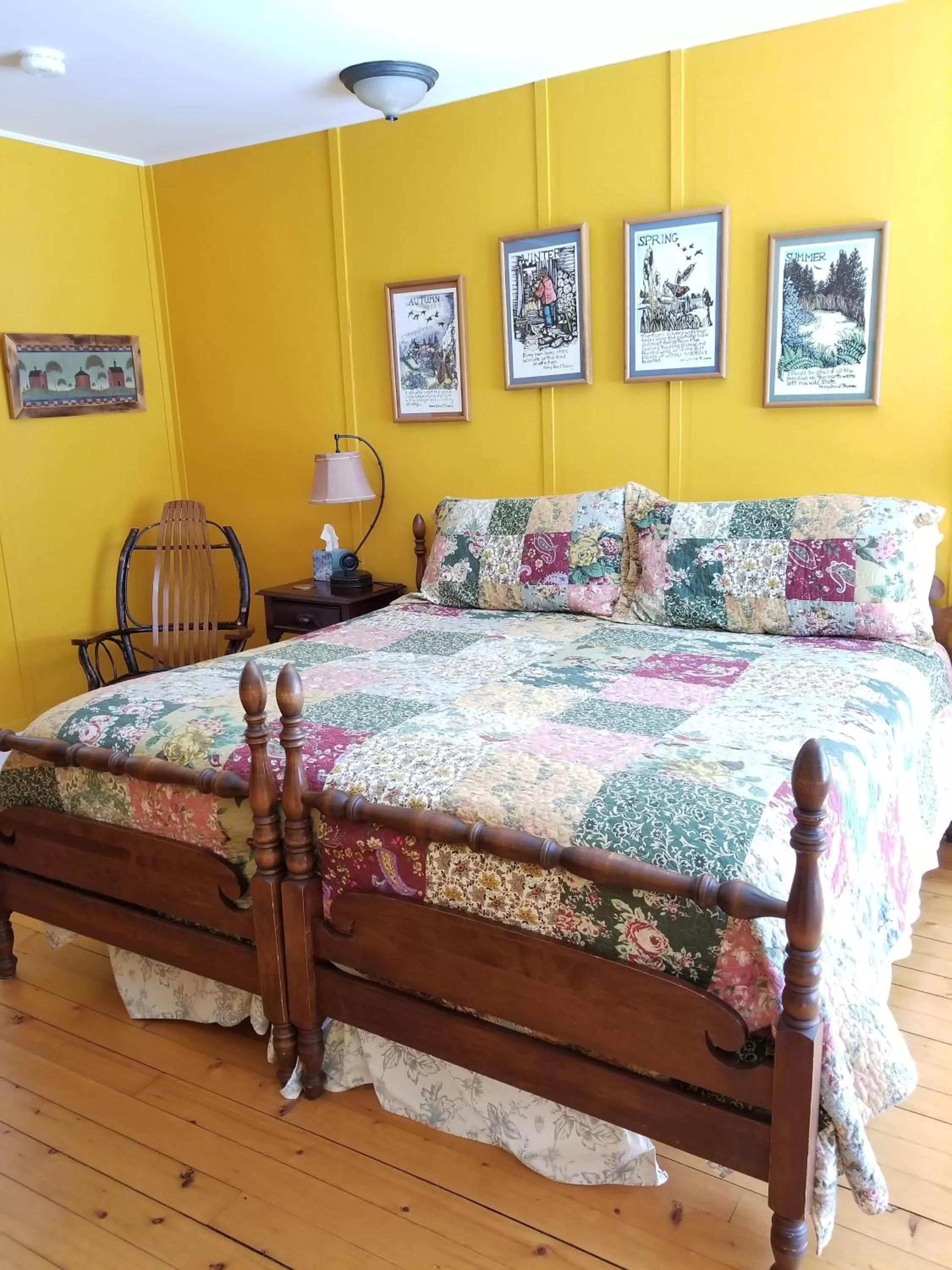 Bed in Trails End Inn