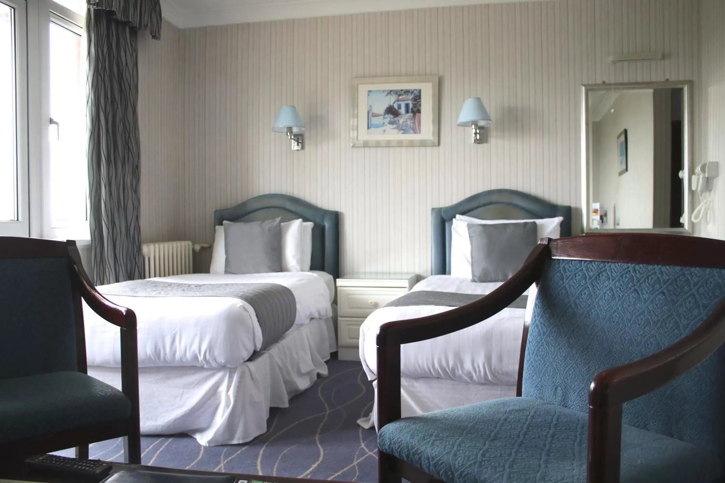 Bed, Seating Area in The Devoncourt Resort